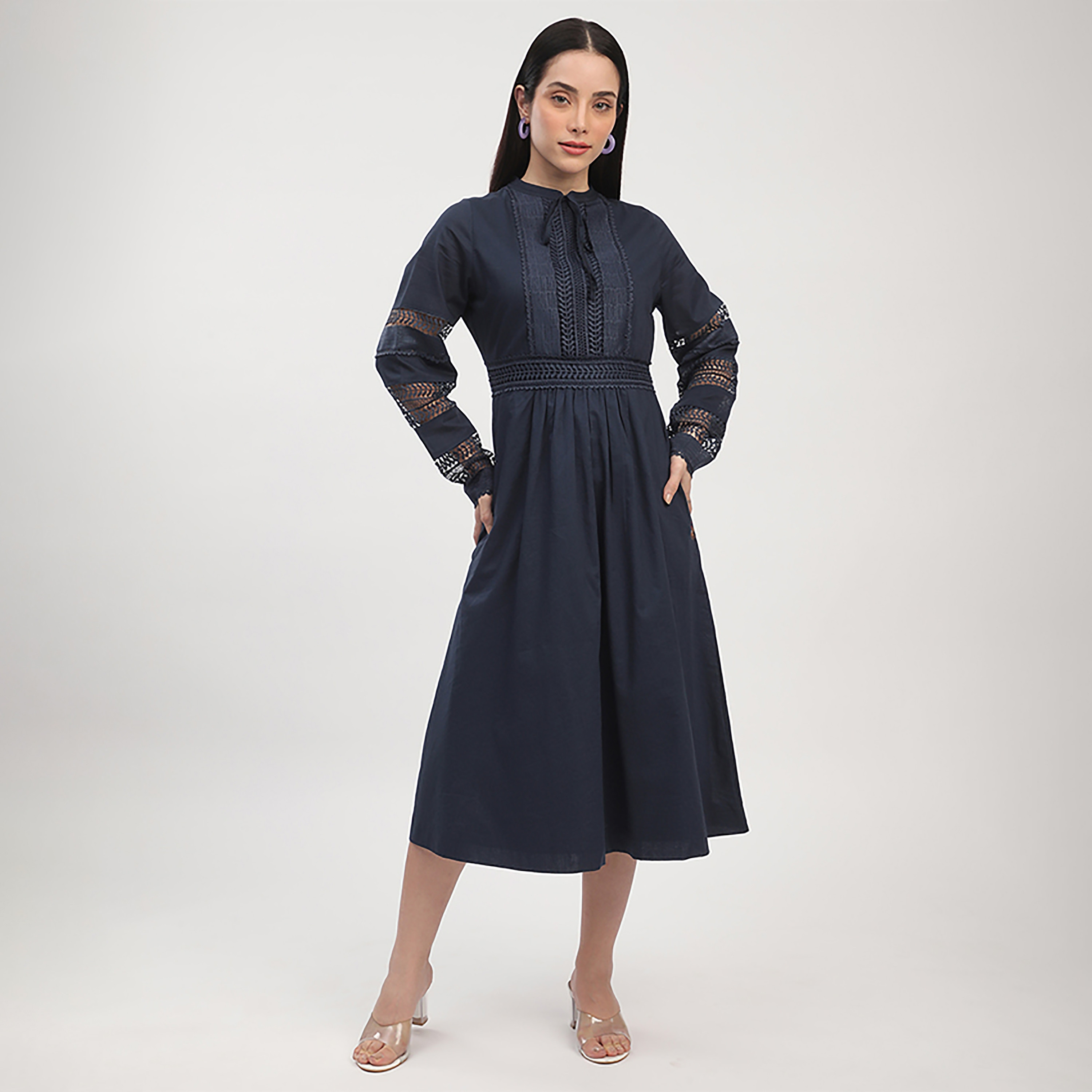 فستان نسائي متوسط الطول برباط على الرقبة ودانتيل كروشيه من بيفرلي هيلز بولو كلوب-women-clothing-dresses-image-1