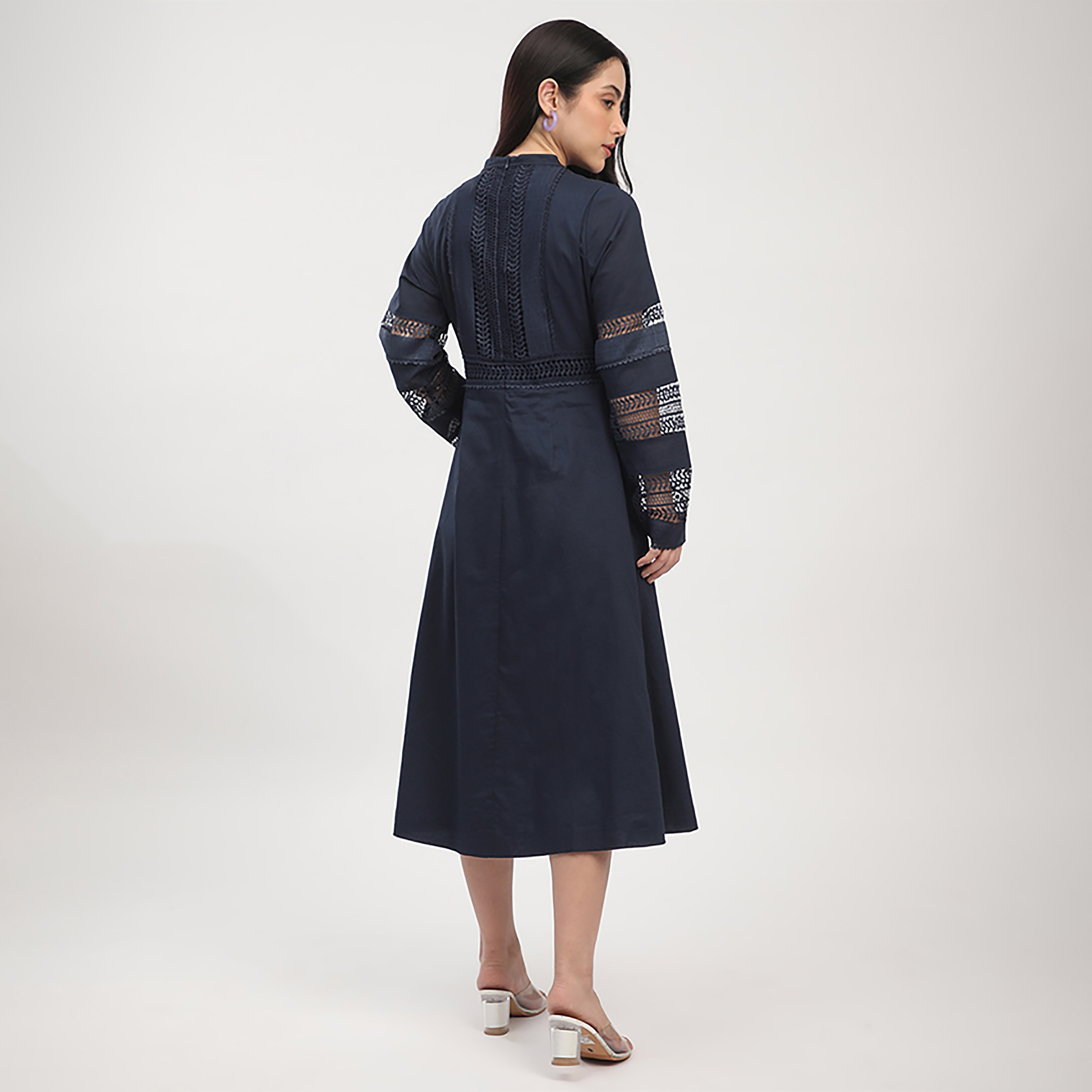 فستان نسائي متوسط الطول برباط على الرقبة ودانتيل كروشيه من بيفرلي هيلز بولو كلوب-women-clothing-dresses-image-4