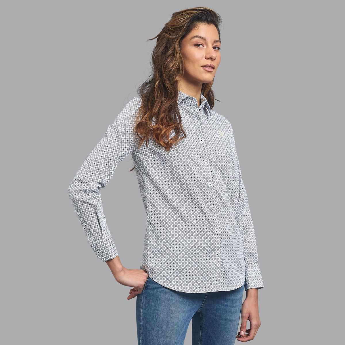 قميص بيفرلي هيلزبولو كلوب مطبوع بياقة وأكمام طويلة مع لون أبيض للنساء-women-clothing-shirtsandblouses-blouses-image-1