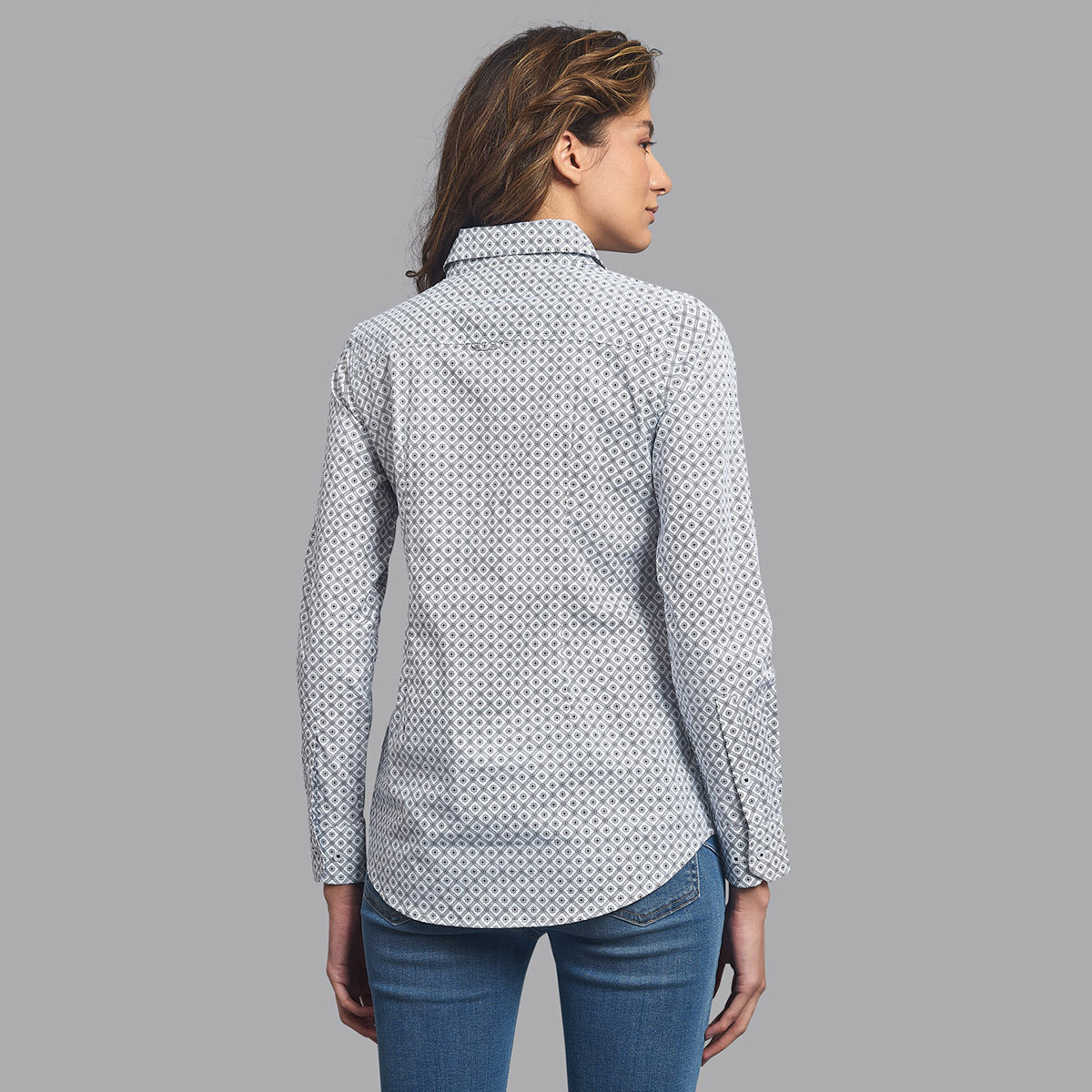 قميص بيفرلي هيلزبولو كلوب مطبوع بياقة وأكمام طويلة مع لون أبيض للنساء-women-clothing-shirtsandblouses-blouses-image-2