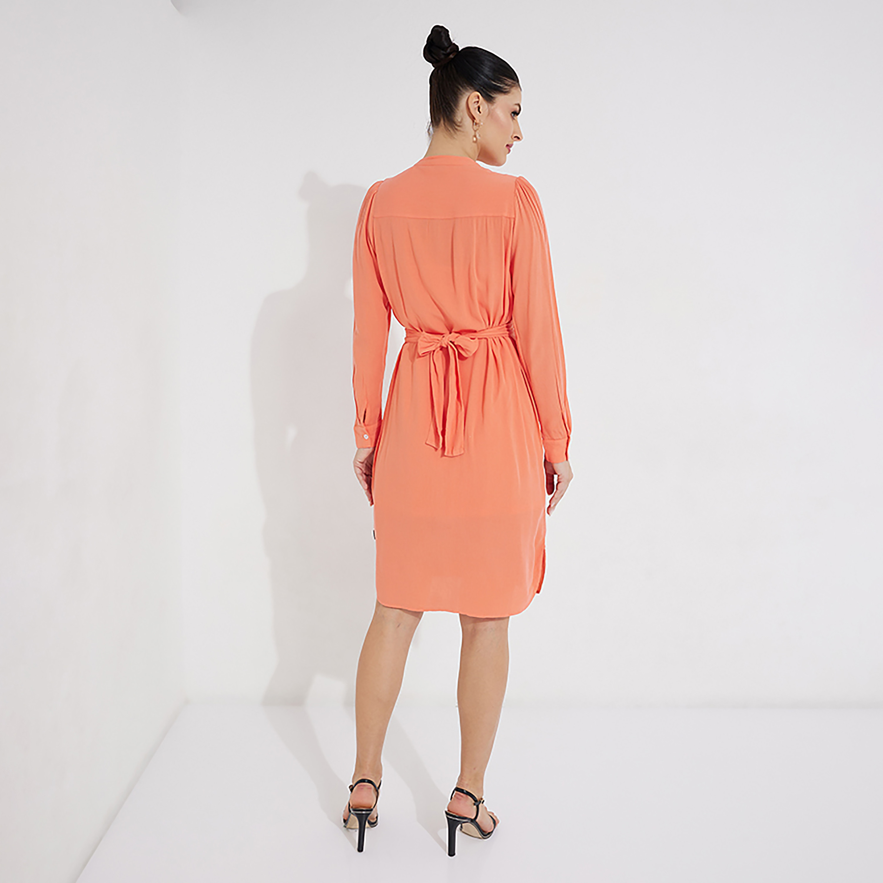 فستان قميص بطول الركبة ذو مزخرف مع رقبة ماندرين برباط أمامي من بيفرلي هيلز بولو كلوب-women-clothing-dresses-image-4