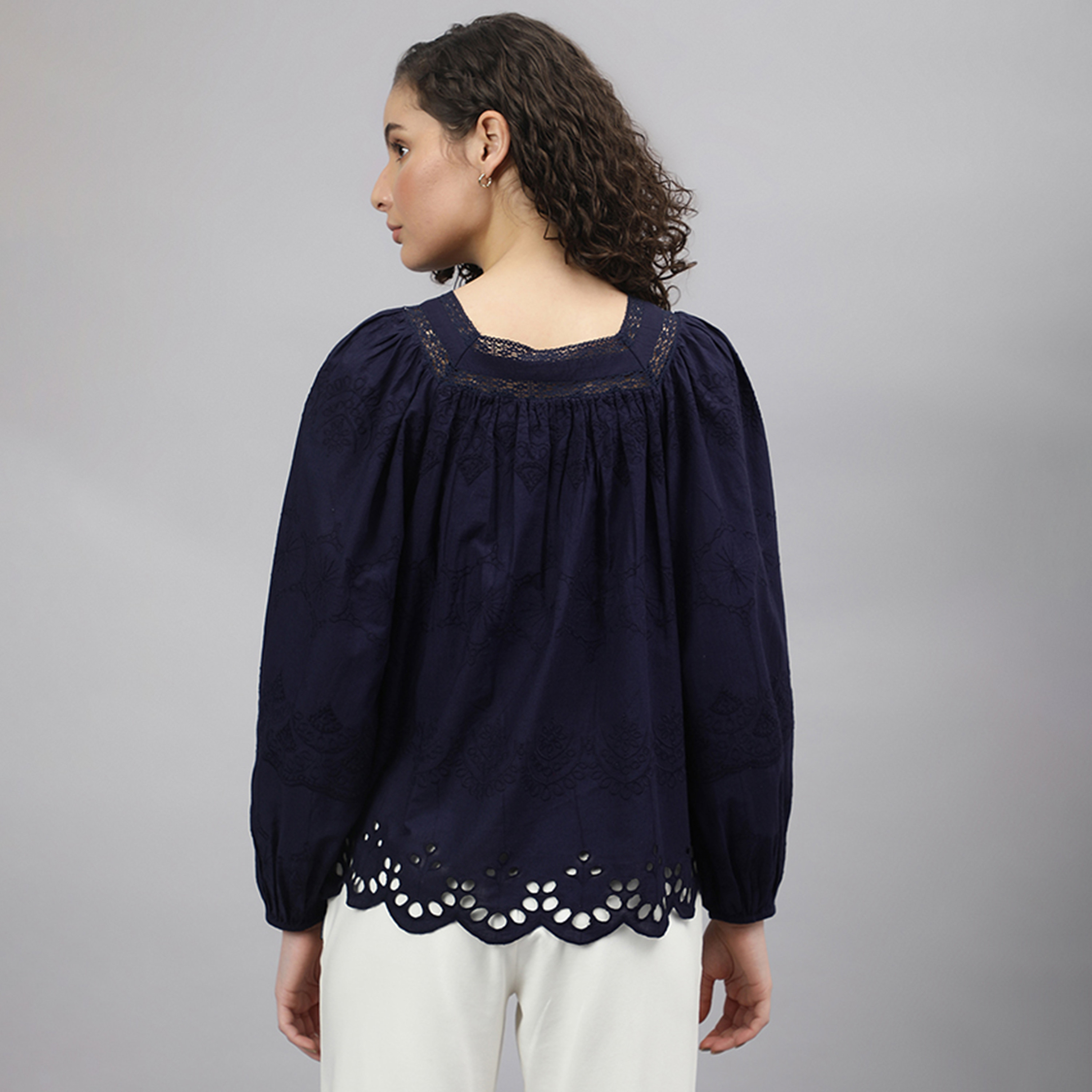 بلوزة بيفرلي هيلز بولو كلوب ذو شيفلي بياقة قارب ذو مطرز وأكمام طويلة-women-clothing-shirtsandblouses-blouses-image-3