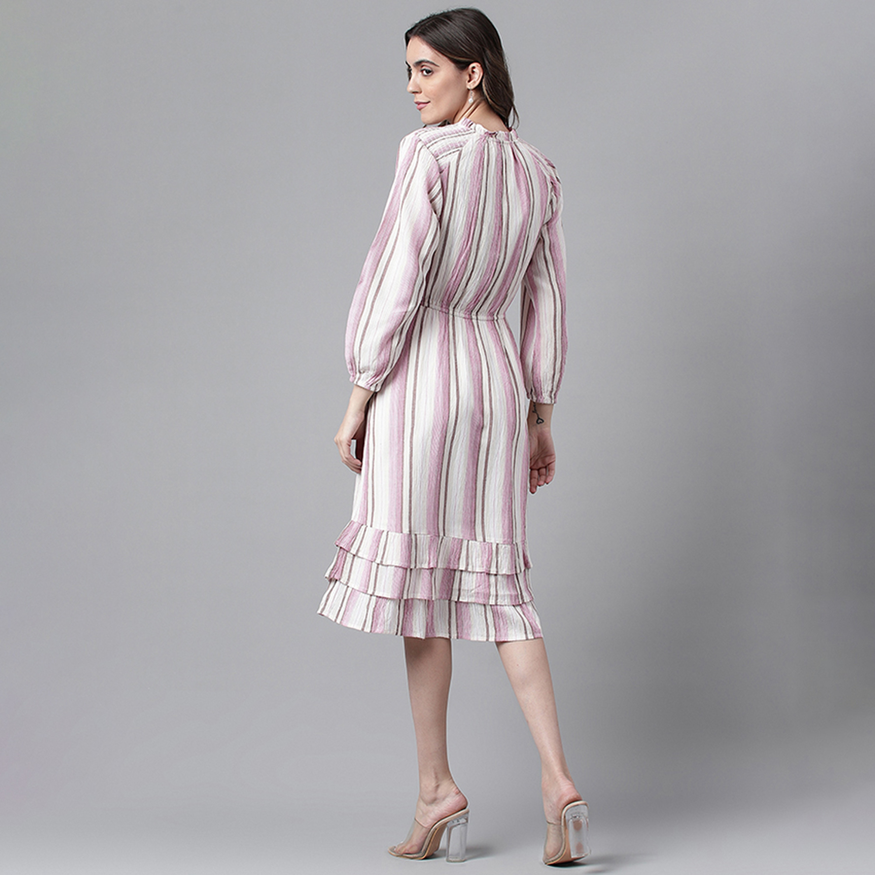 فستان نسائي ميدي متعدد الألوان مخطط ورقبة مكشكشة بطبقة من نادي بيفرلي هيلز-women-clothing-dresses-image-4