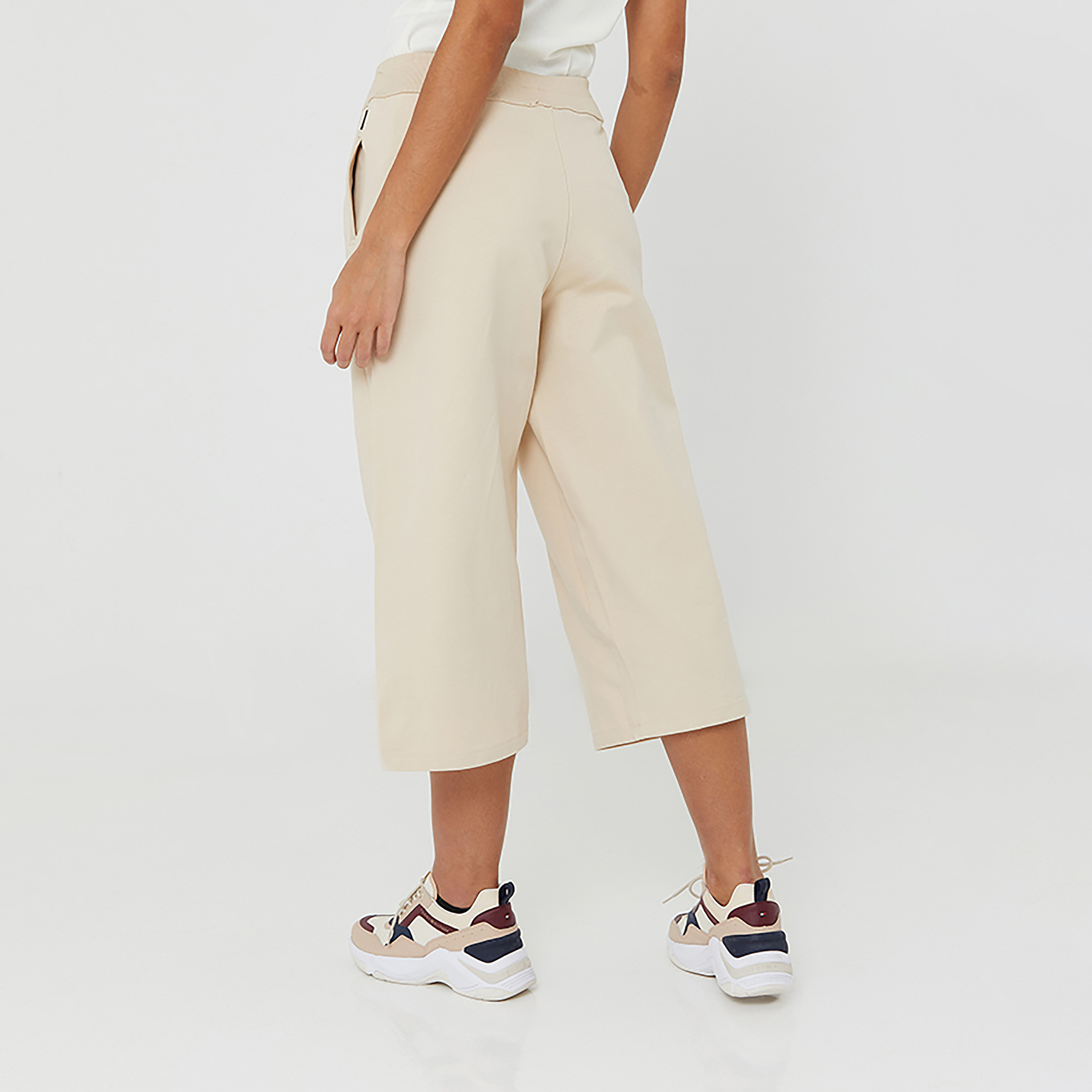 بنطلون قصير نسائي بخصر مطاطي وخصر مرتفع من بيفرلي هيلز بولو كلوب-women-clothing-bottoms-trousers-image-4