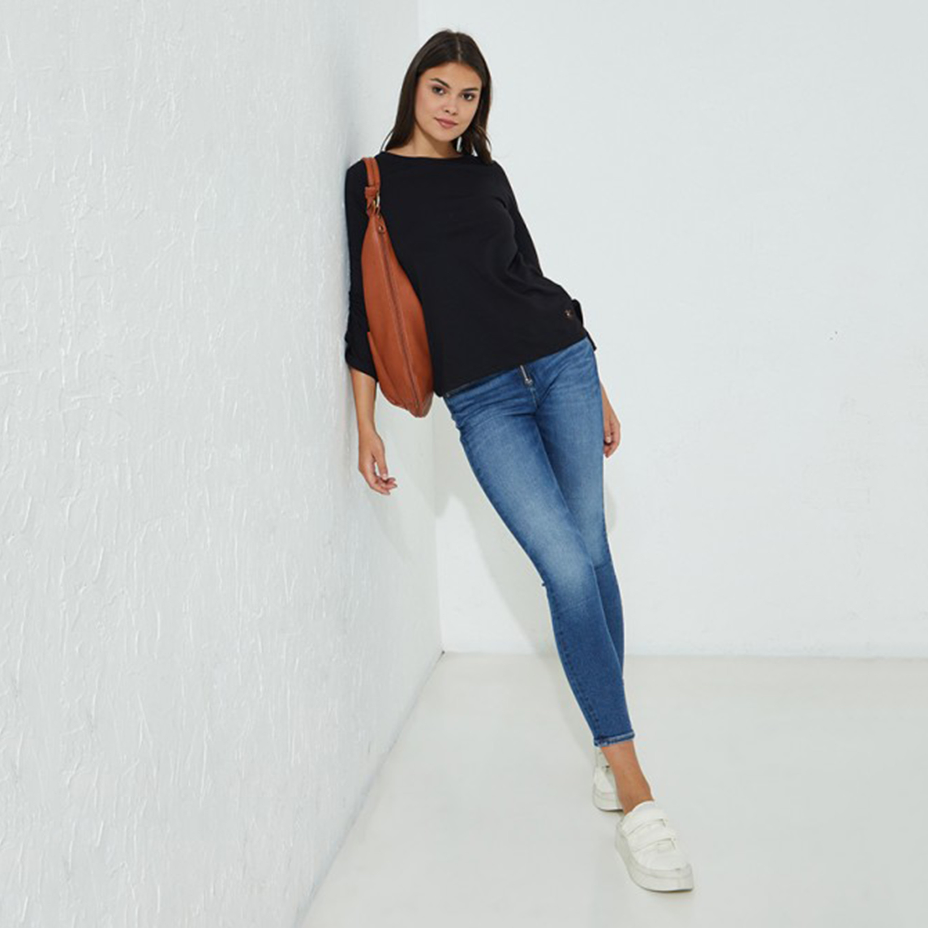 توب بيفرلي هيلز بولو كلوب نسائي بلون أسود سادة بأكمام جرس-women-clothing-shirtsandblouses-blouses-image-4