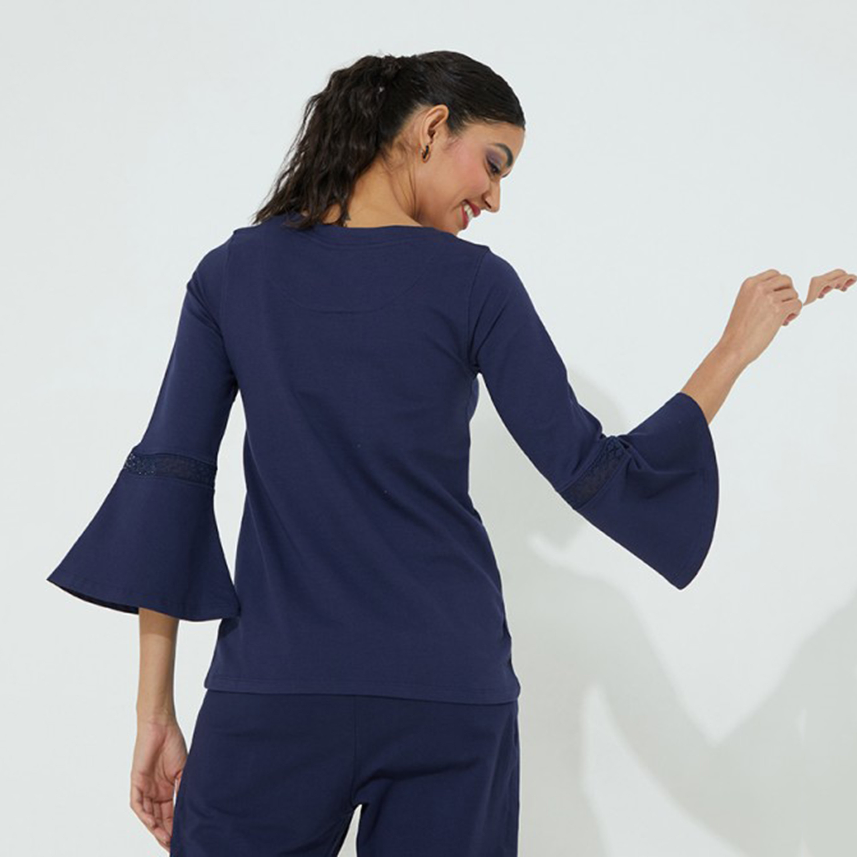 توب بيفرلي هيلز بولو كلوب نسائي بلون أسود سادة بأكمام جرس-women-clothing-shirtsandblouses-blouses-image-6