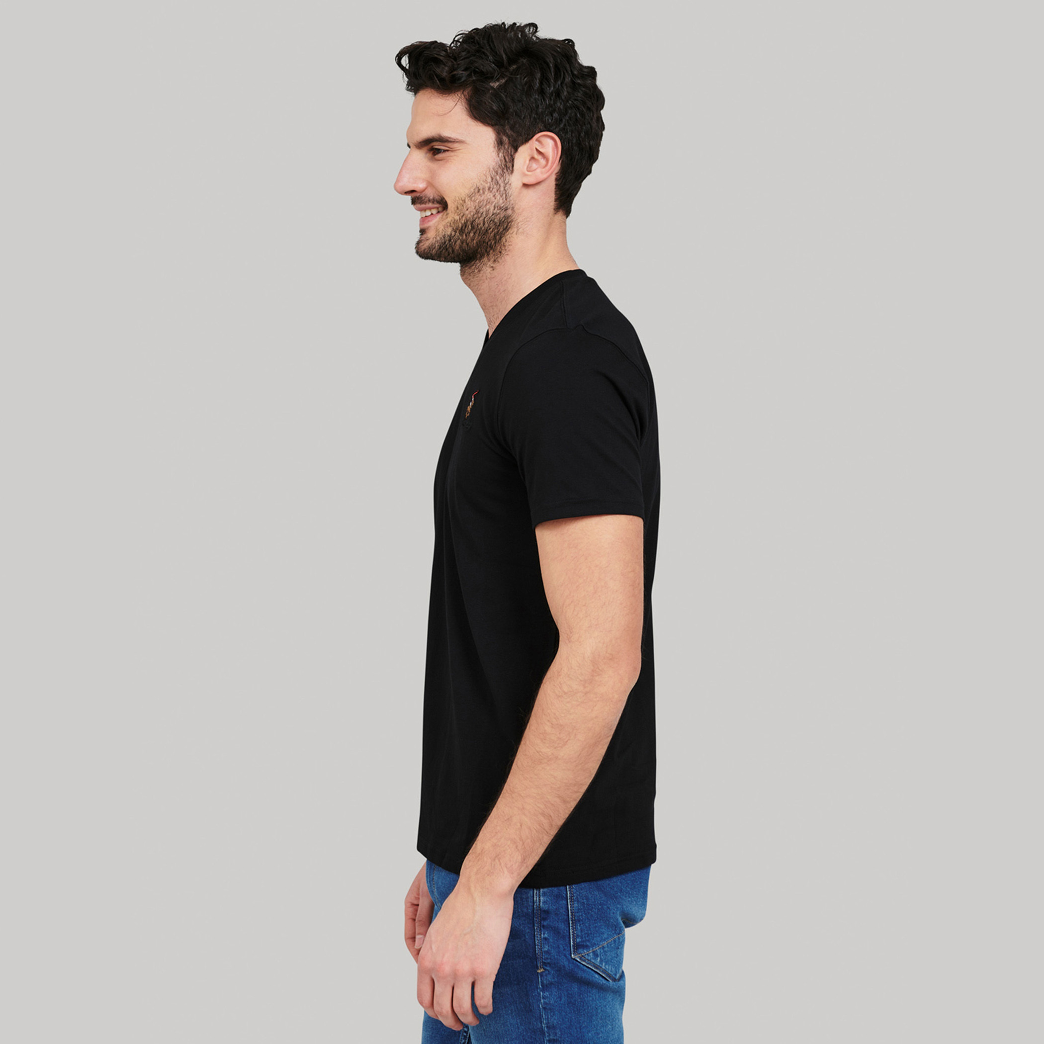 بيفرلي هيلز بولو كلوب-  تي شيرت رجالي سادة بياقة على شكل حرف V وأكمام قصيرة-men-clothing-tshirtsandpolos-tshirts-image-6