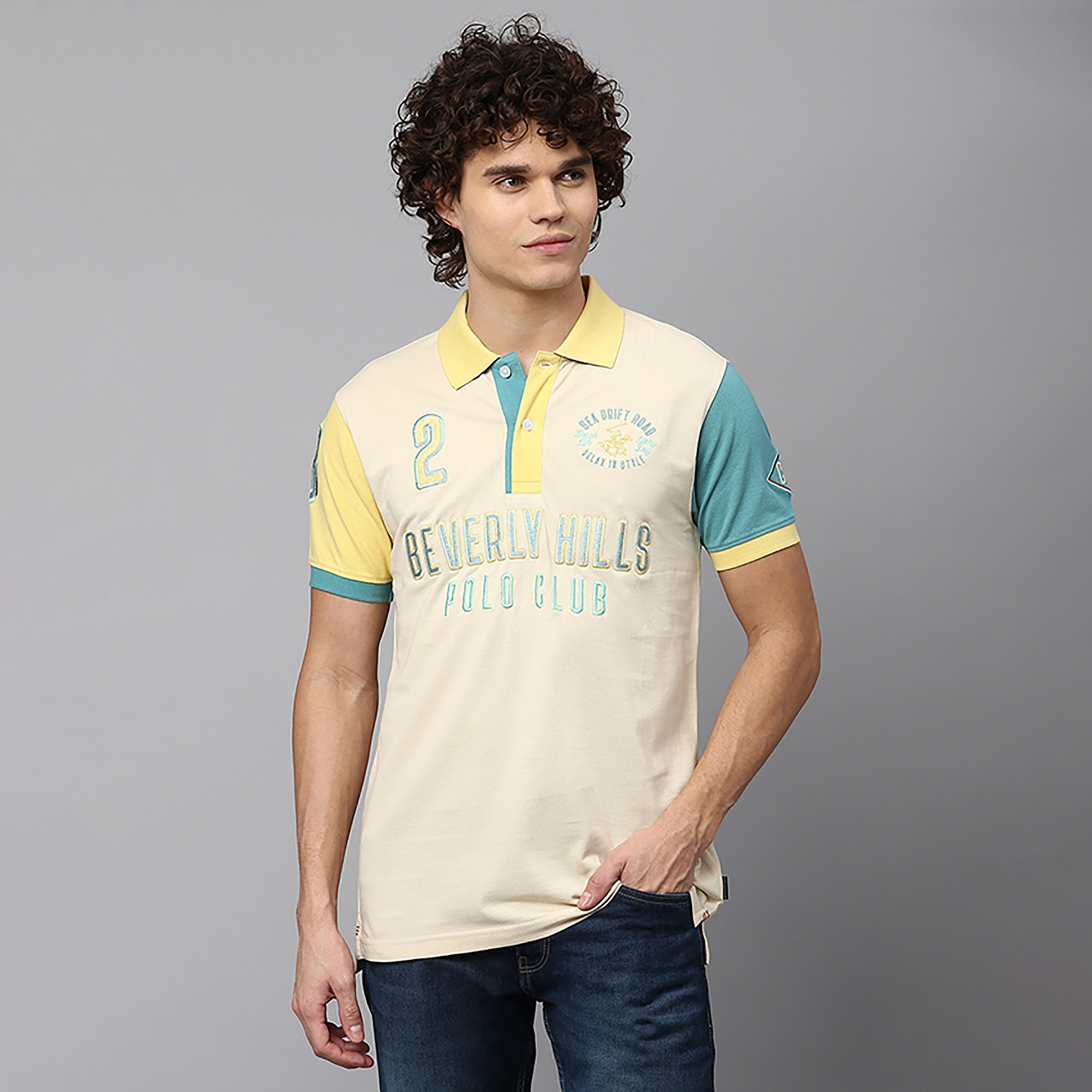 تي شيرت بولو بياقة مطبوع عليه بشعار بيفرلي هيلز بولو كلوب وأكمام قصيرة-men-clothing-tshirtsandpolos-polos-image-1