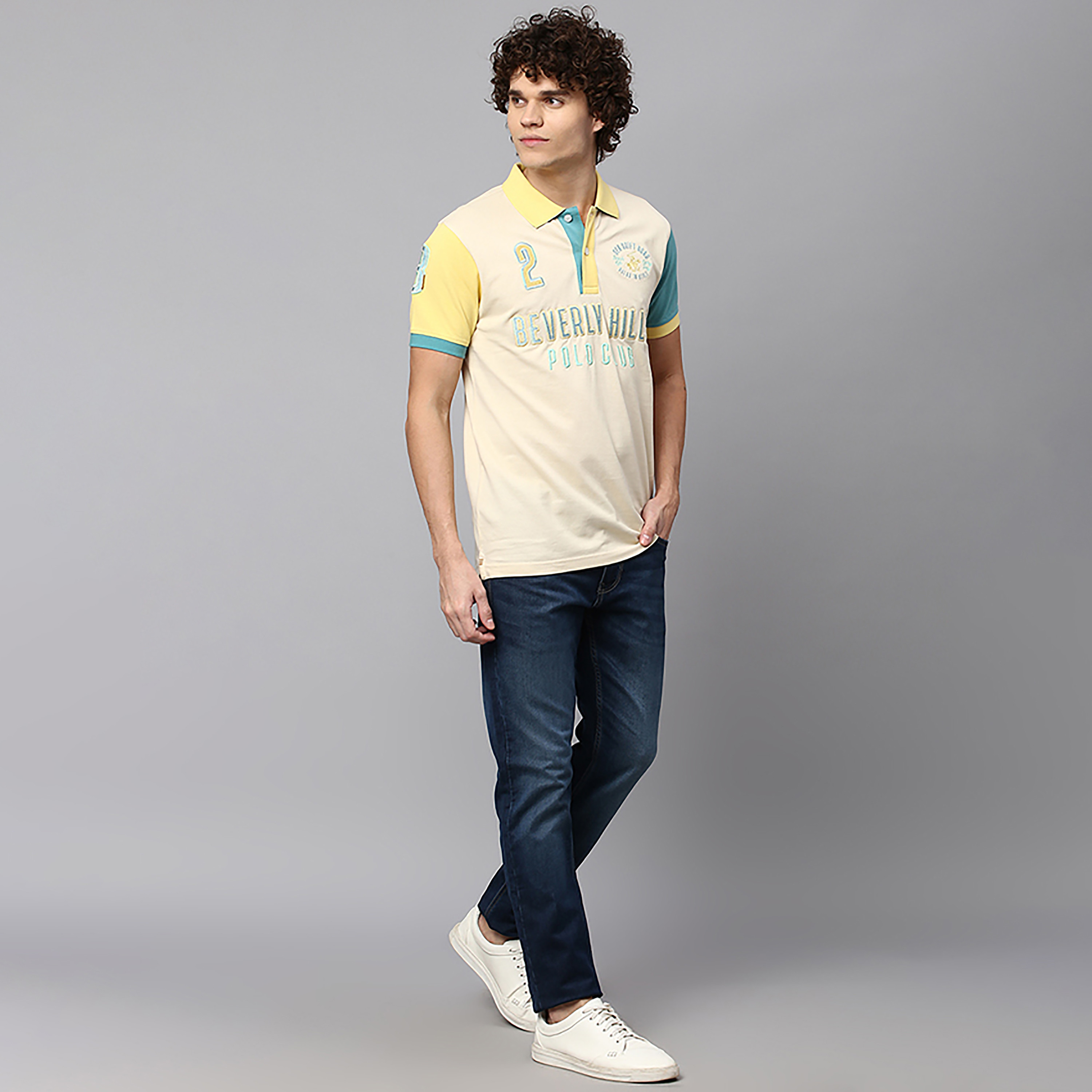 تي شيرت بولو بياقة مطبوع عليه بشعار بيفرلي هيلز بولو كلوب وأكمام قصيرة-men-clothing-tshirtsandpolos-polos-image-2