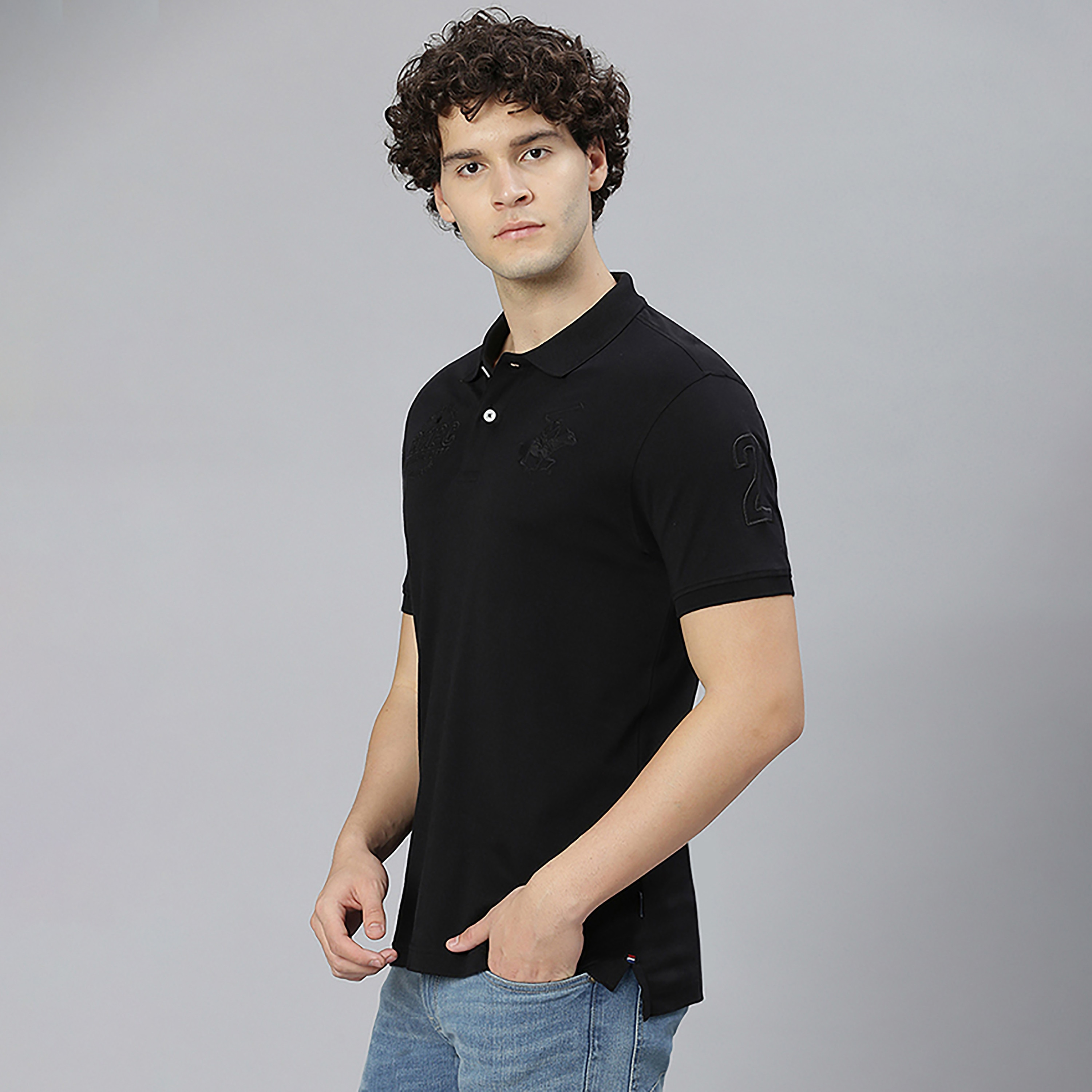 تي شيرت بولو بياقة مطبوع عليه بشعار بيفرلي هيلز بولو كلوب وأكمام قصيرة-men-clothing-tshirtsandpolos-polos-image-2