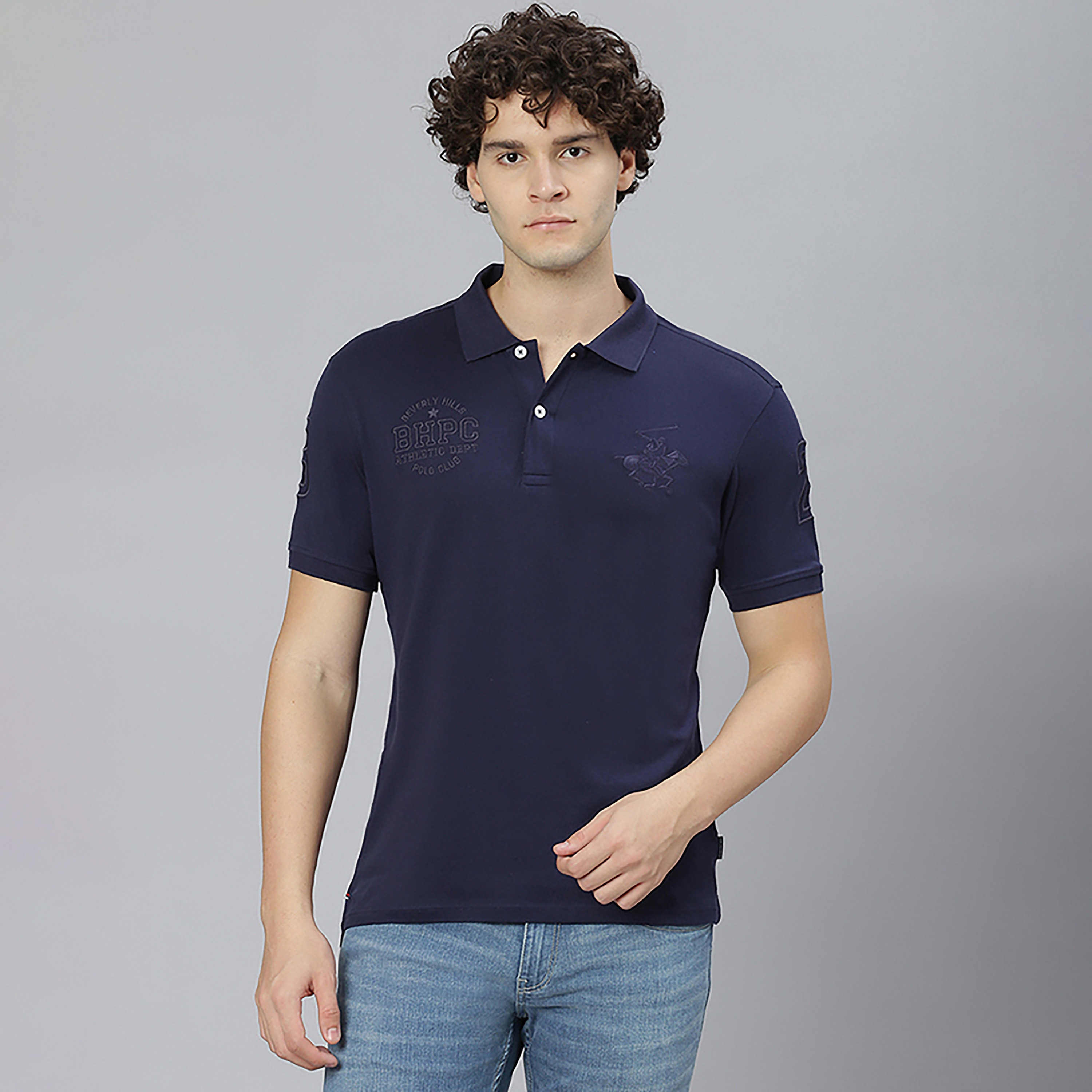 تي شيرت بولو بياقة مطبوع عليه بشعار بيفرلي هيلز بولو كلوب وأكمام قصيرة-men-clothing-tshirtsandpolos-polos-image-5