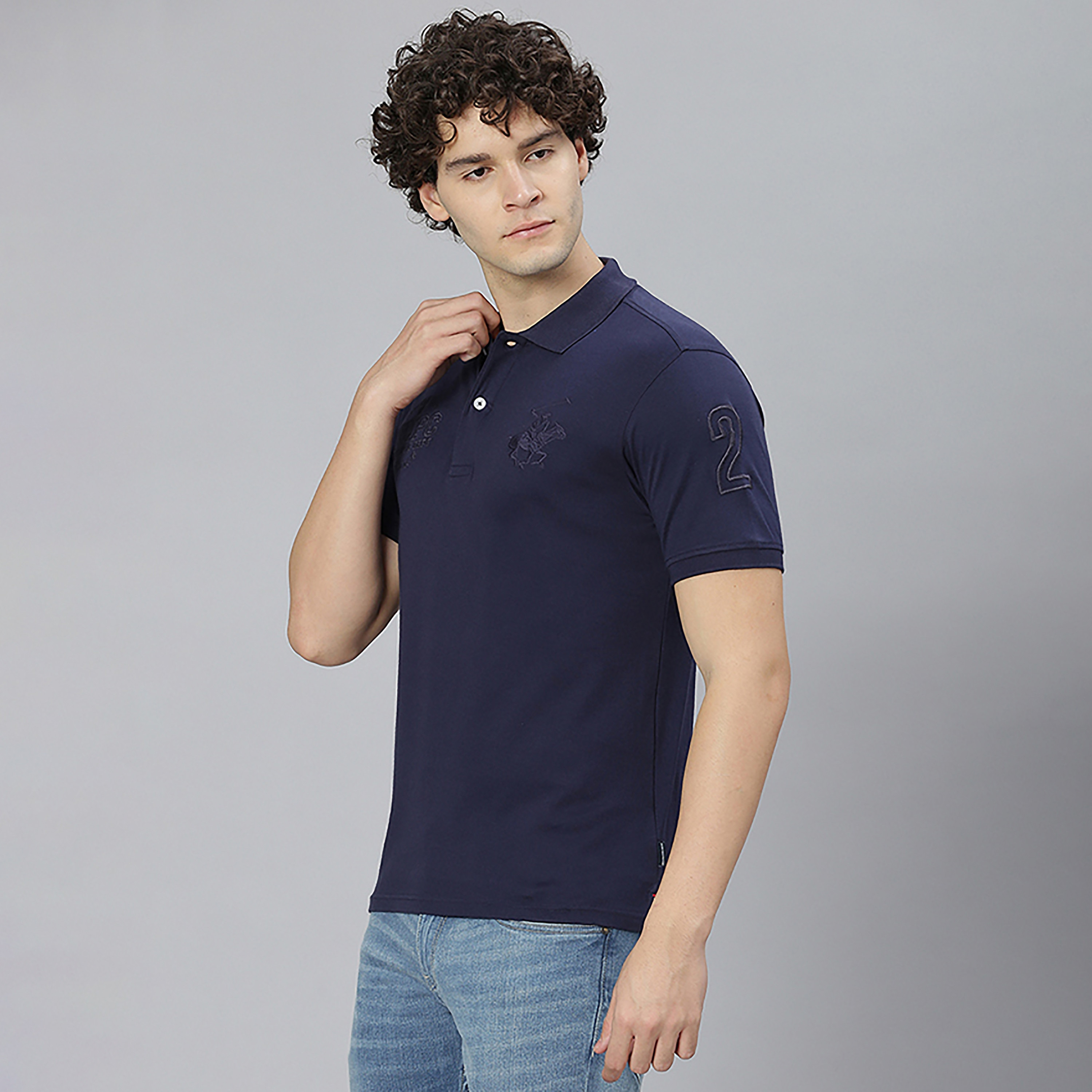 تي شيرت بولو بياقة مطبوع عليه بشعار بيفرلي هيلز بولو كلوب وأكمام قصيرة-men-clothing-tshirtsandpolos-polos-image-6