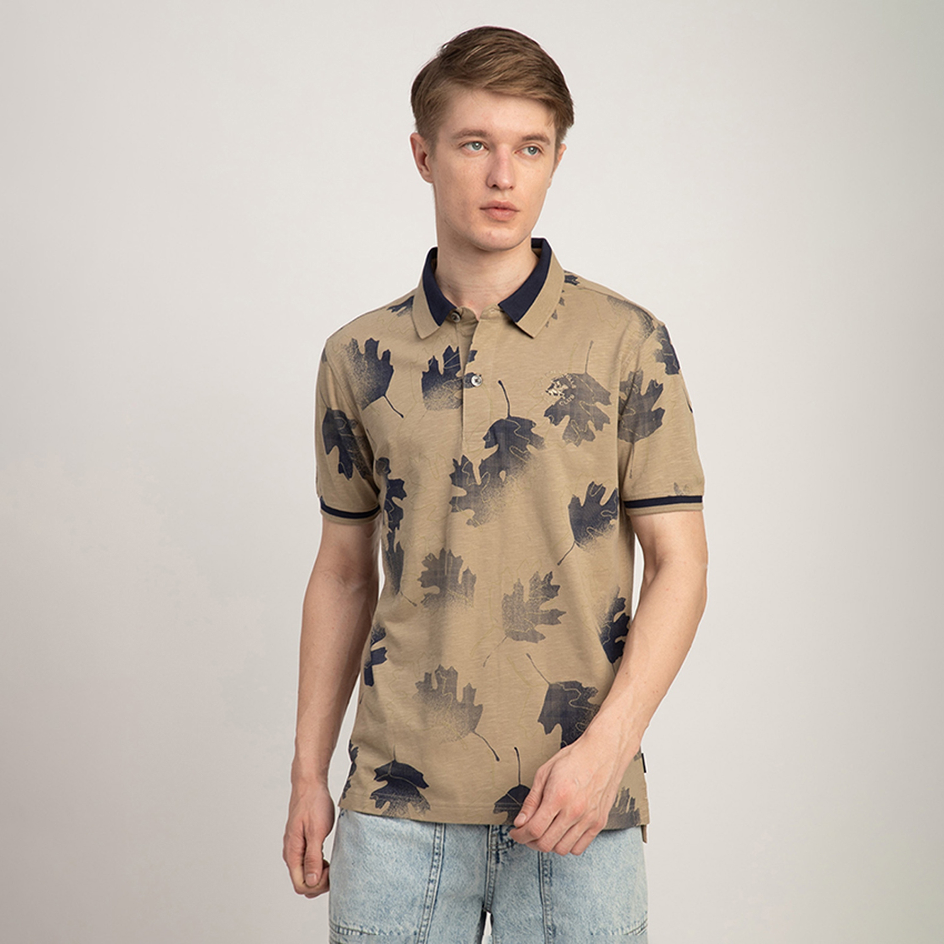 قميص بولو رجالي بأكمام قصيرة بطبعة أوراق الورق من نادي بيفرلي هيلز-men-clothing-tshirtsandpolos-polos-image-1