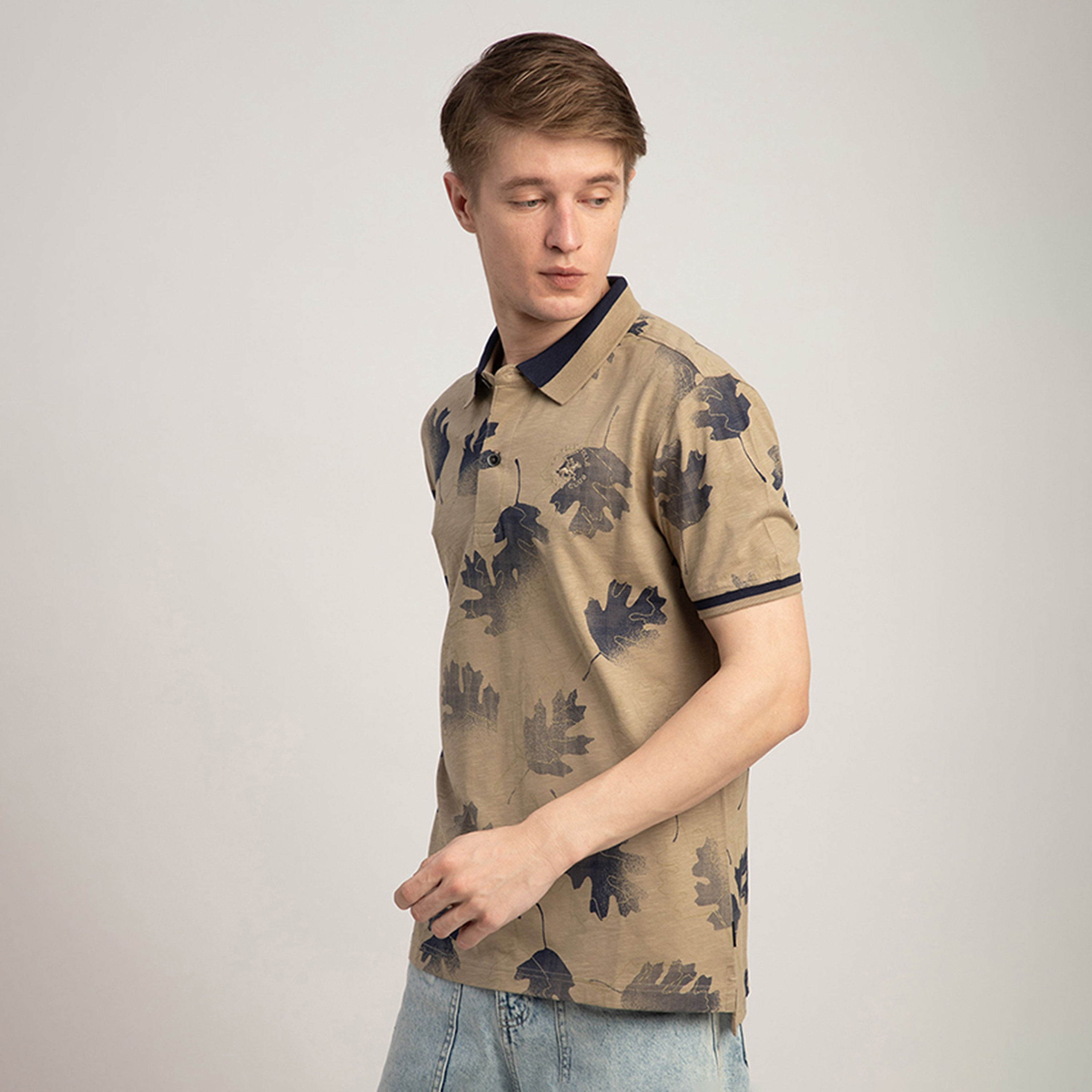 قميص بولو رجالي بأكمام قصيرة بطبعة أوراق الورق من نادي بيفرلي هيلز-men-clothing-tshirtsandpolos-polos-image-2