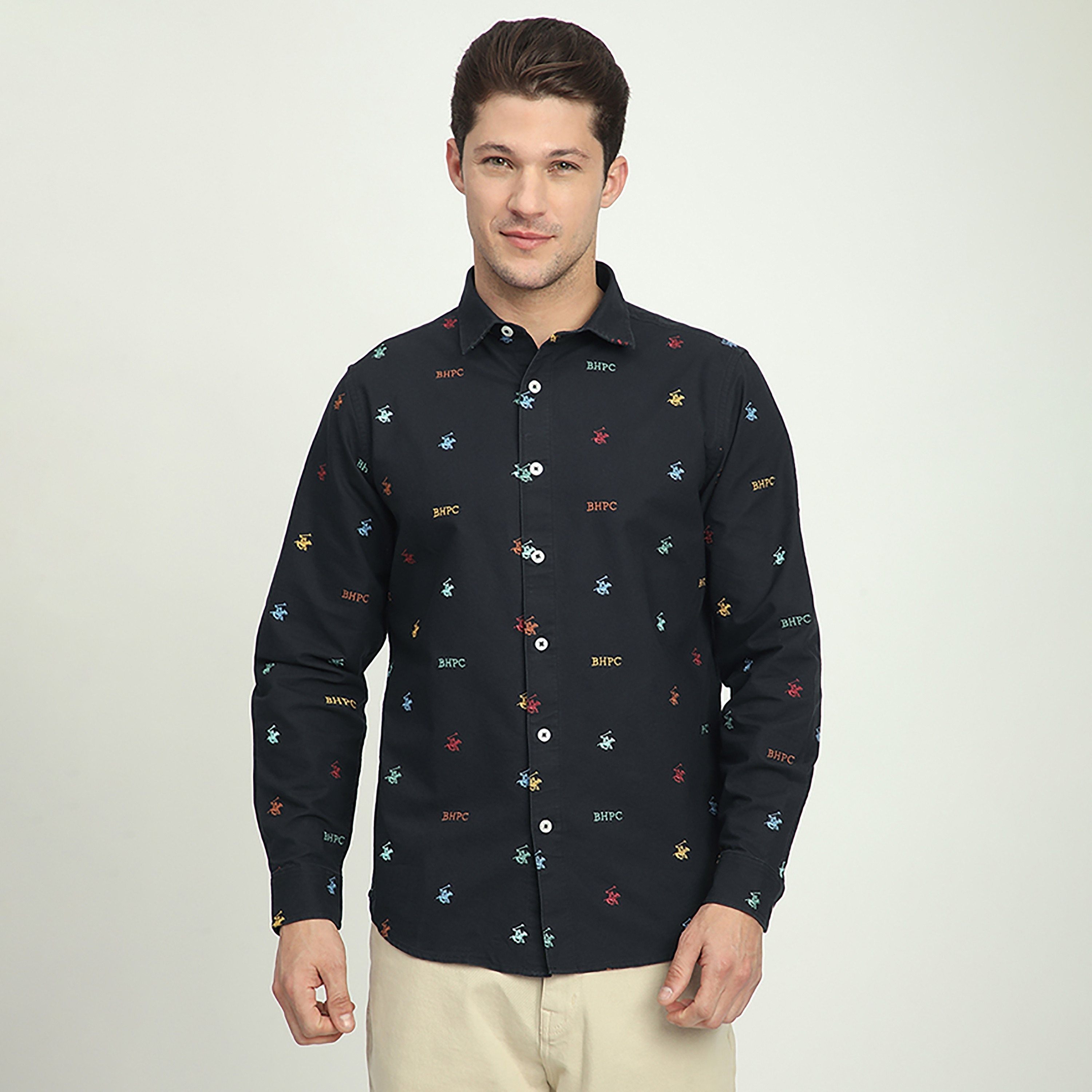 قميص رجالي بقصّة عادية وطبعة شعار وأكمام طويلة وياقة من بيفرلي هيلز بولو كلوب-men-clothing-shirts-image-1