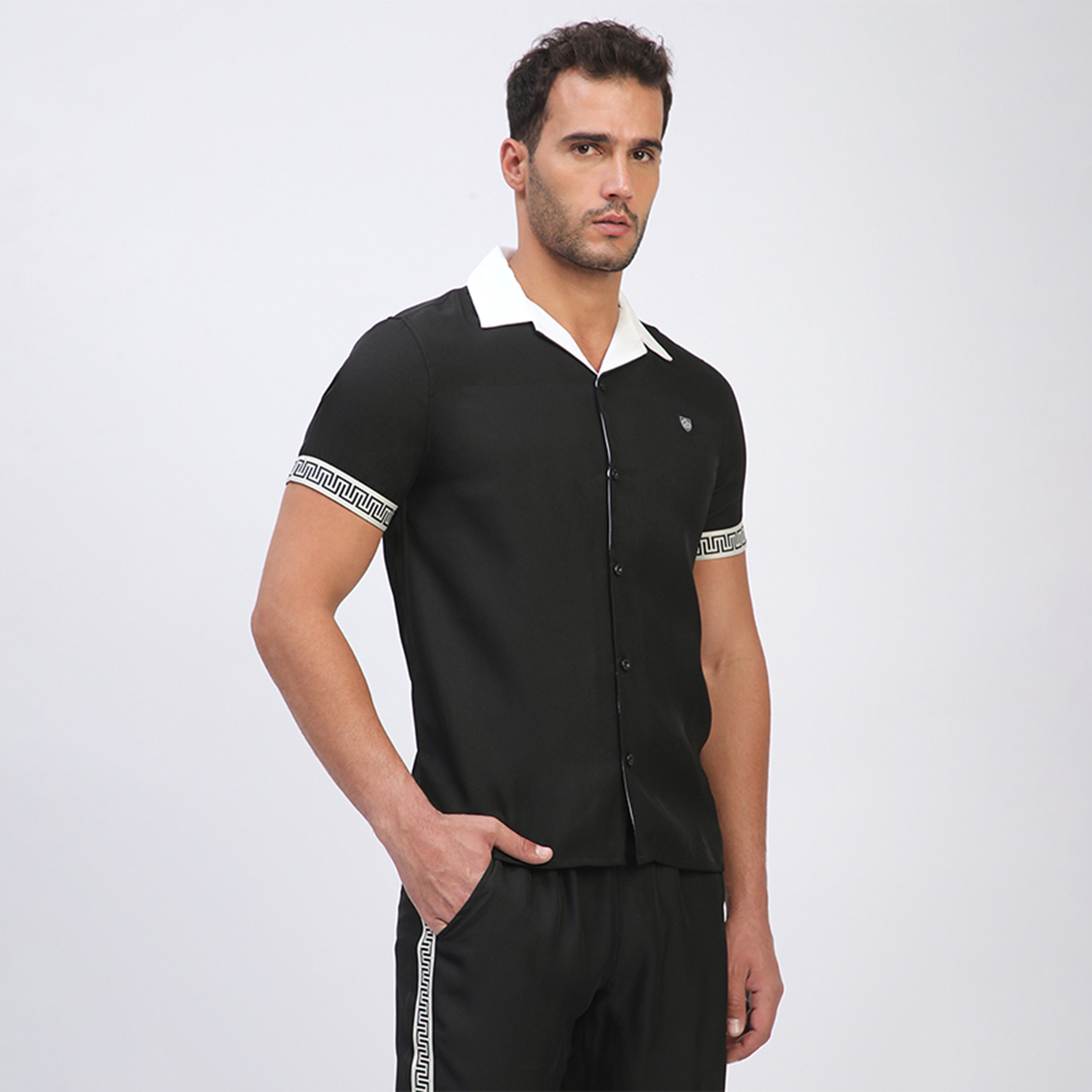 قميص بأكمام قصيرة وياقة كوبية وقصة مريحة سادة للرجال من بيفرلي هيلز بولو كلوب-men-clothing-shirts-image-4