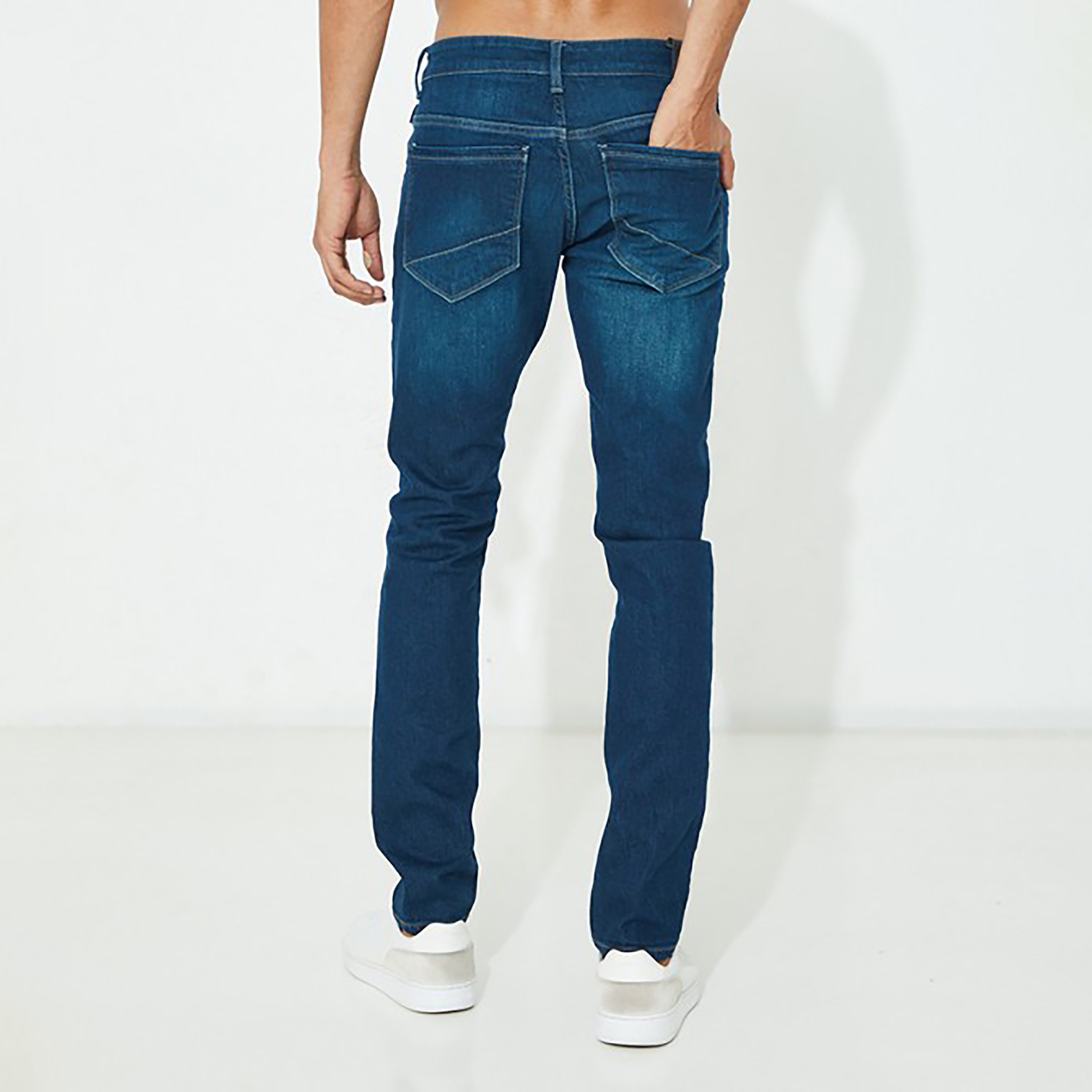 بنطلون جينز من بيفرلي هيلز بولو كلوب بلون نيلي سادة بجيب أزرق مع شعار مطرز-men-clothing-bottoms-jeans-image-2