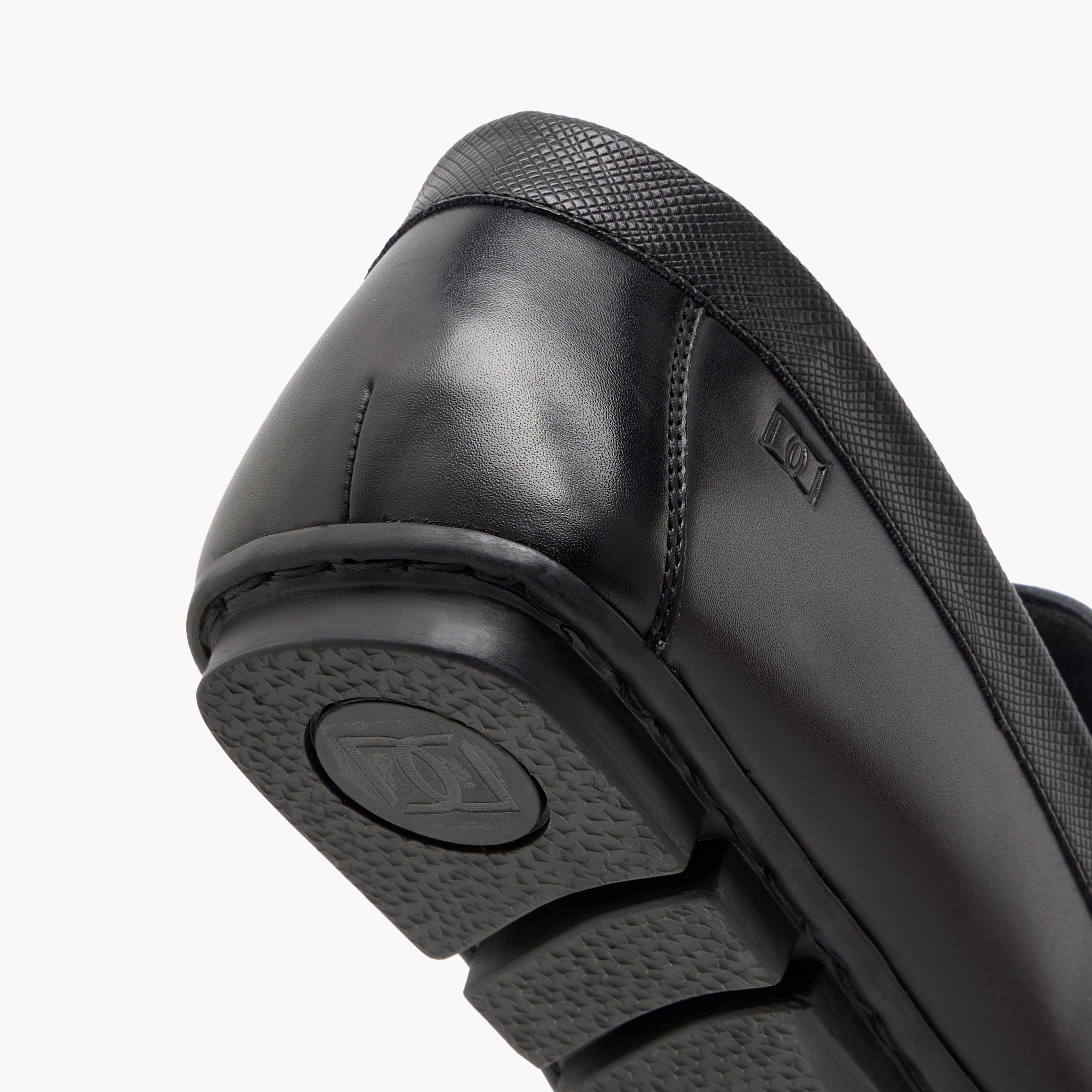 حذاء موكاسين سادة سهل الارتداء بتصاميم مفرغة للرجال من دوتشيني-men-shoes-formalshoes-image-5