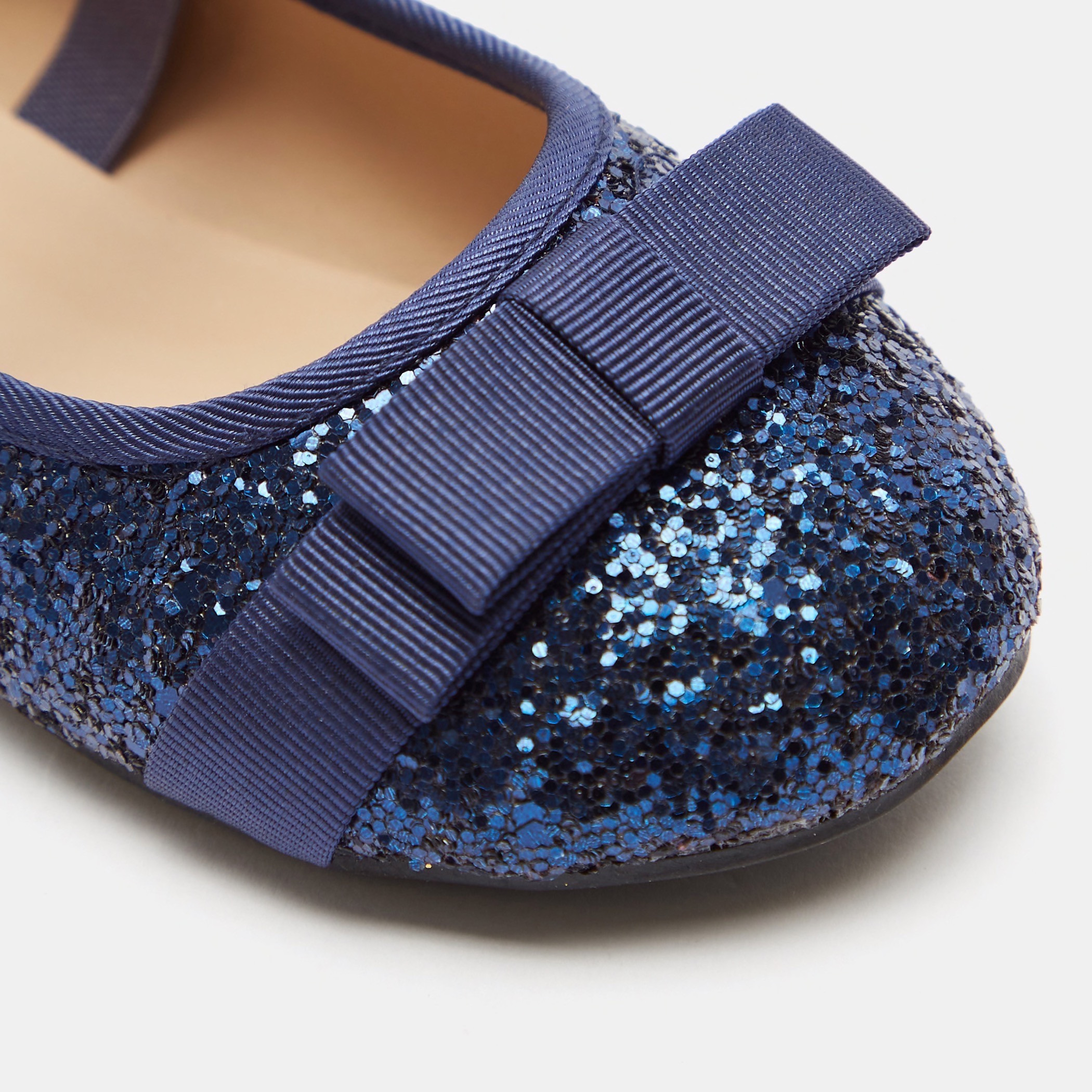 حذاء ماري جين بتفاصيل جليتر وحزام مطّاطي وزينة فيونكة-baby-girls-shoes-closedshoes-image-14