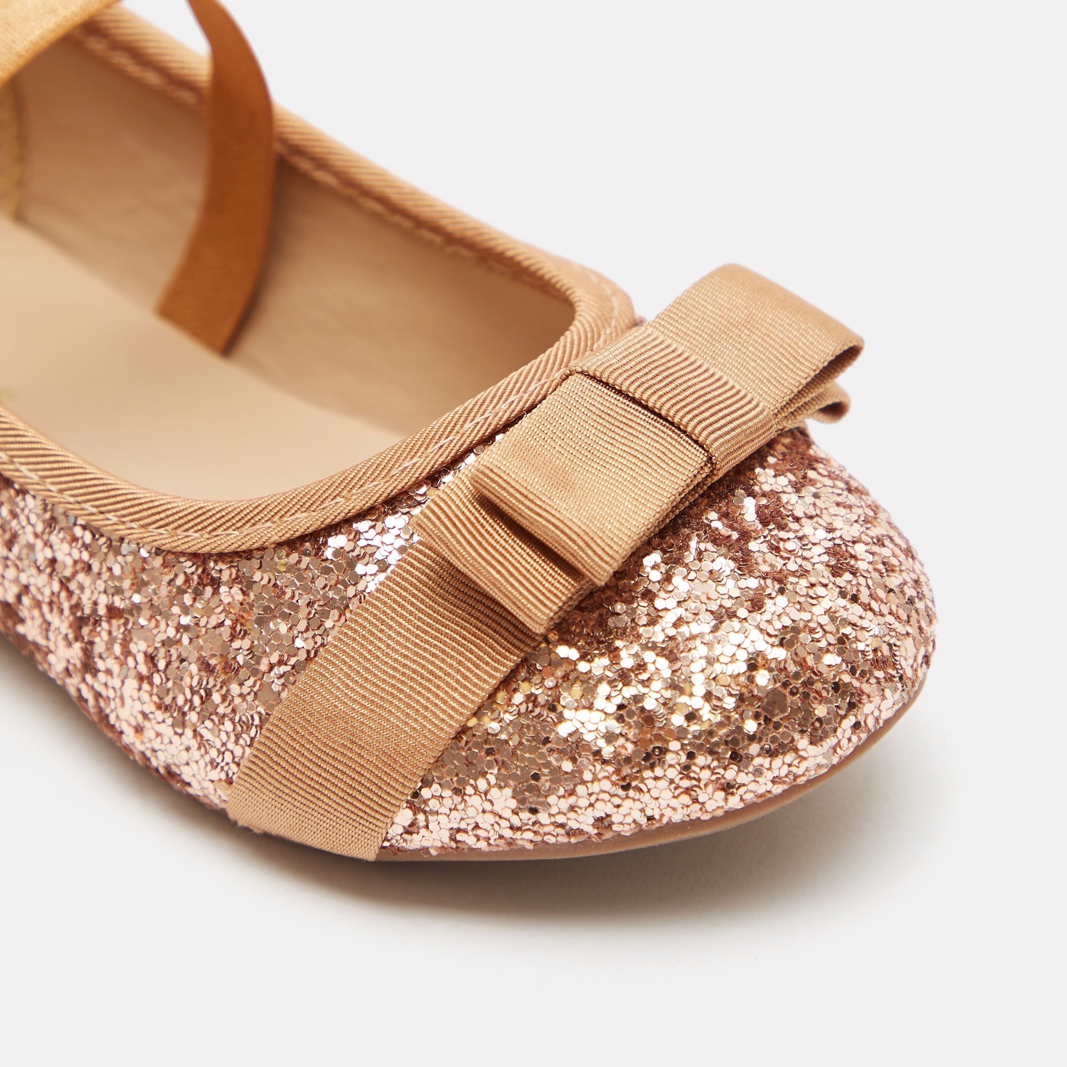 حذاء ماري جين بتفاصيل جليتر وحزام مطّاطي وزينة فيونكة-baby-girls-shoes-closedshoes-image-9
