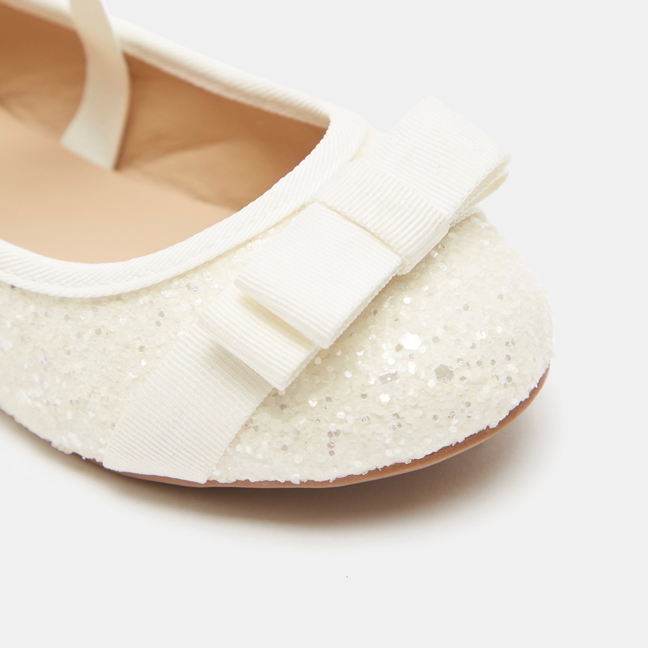حذاء ماري جين بتفاصيل جليتر وحزام مطّاطي وزينة فيونكة-baby-girls-shoes-closedshoes-image-4