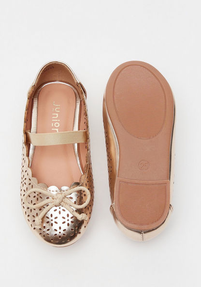 حذاء باليرينا مفرغ بالليزر بزينة فيونكة من جونيورز