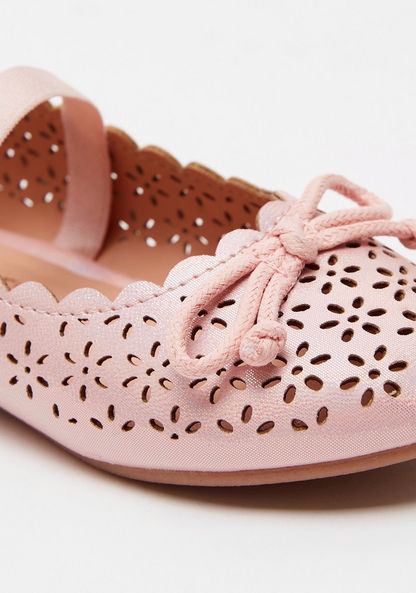 حذاء باليرينا مفرغ بالليزر بزينة فيونكة من جونيورز