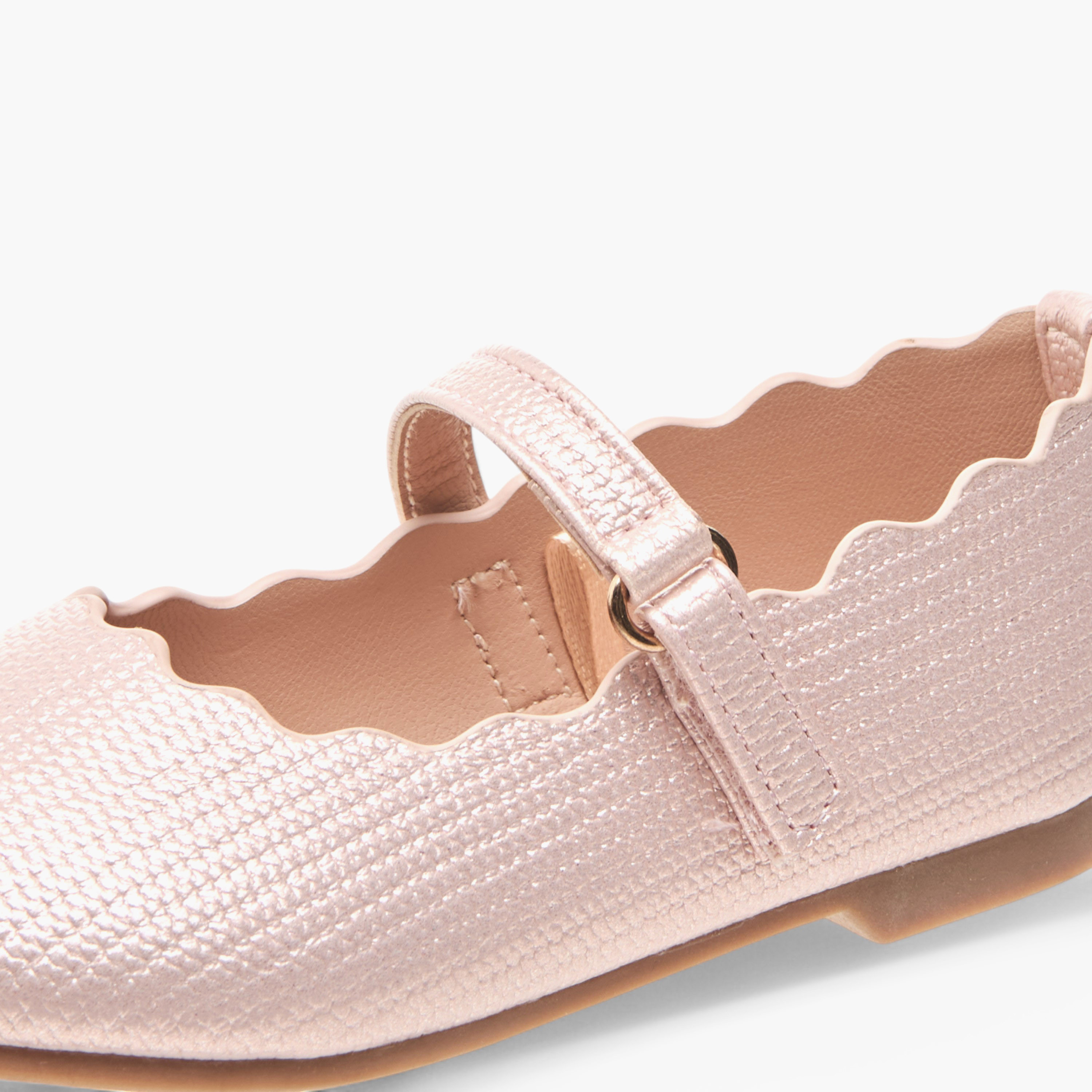 حذاء باليرينا بتفاصيل صدفية وشريط إغلاق من جونيورز-girls-shoes-maryjanes-image-6
