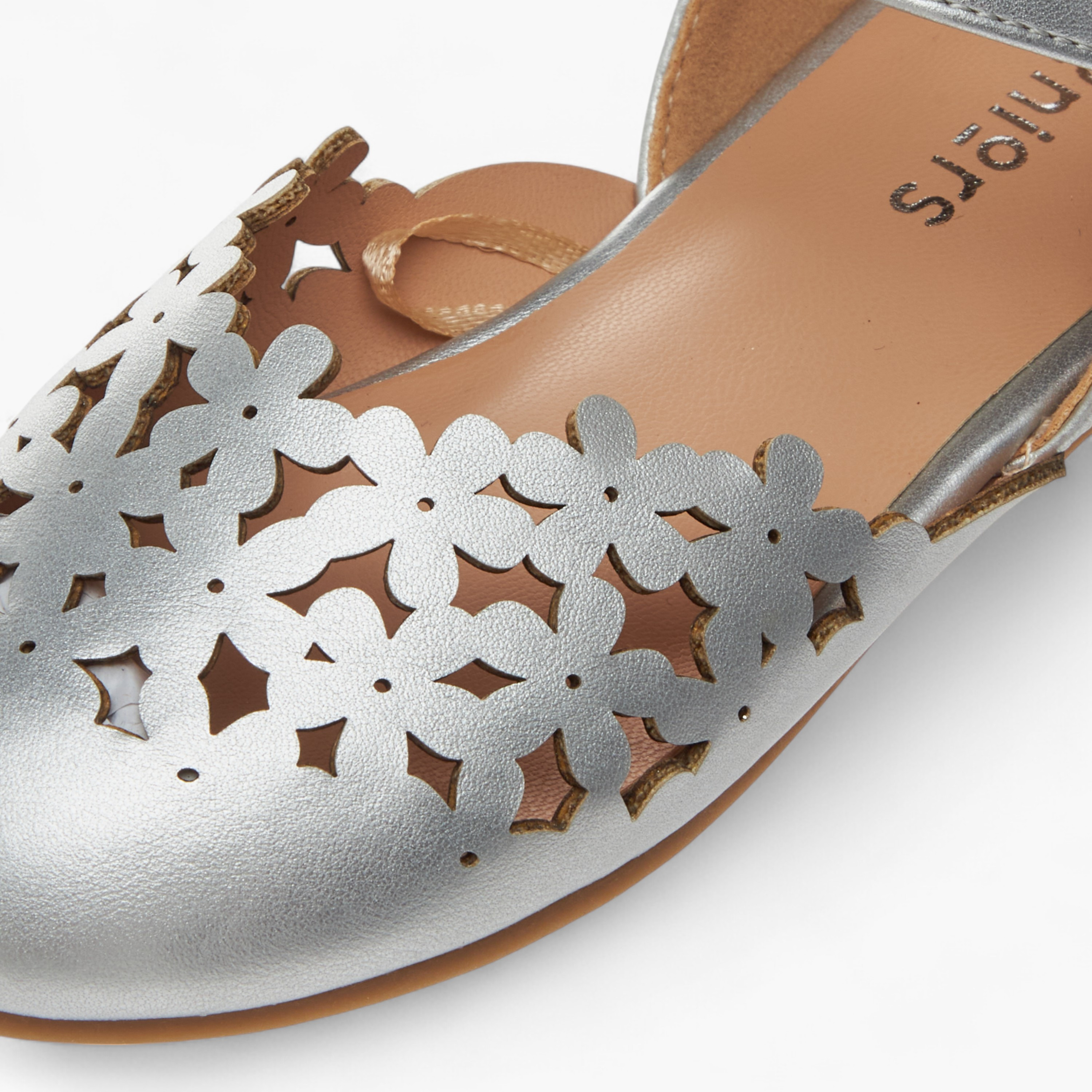 حذاء باليرينا بتفاصيل مفرغة وشريط إغلاق لاصق من جونيورز-girls-shoes-ballerinas-image-6