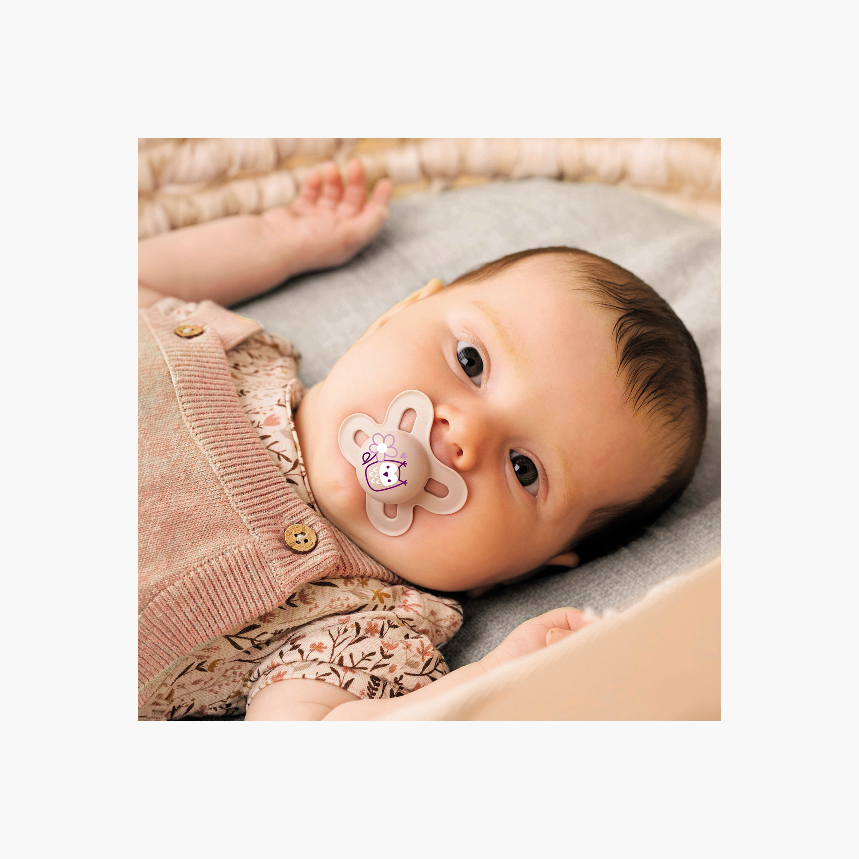 طقم لهايات أطفال قطعتين بتصميم تقويمي من مام - 16 شهرًا فأكثر-baby-feeding-pacifiers-image-4