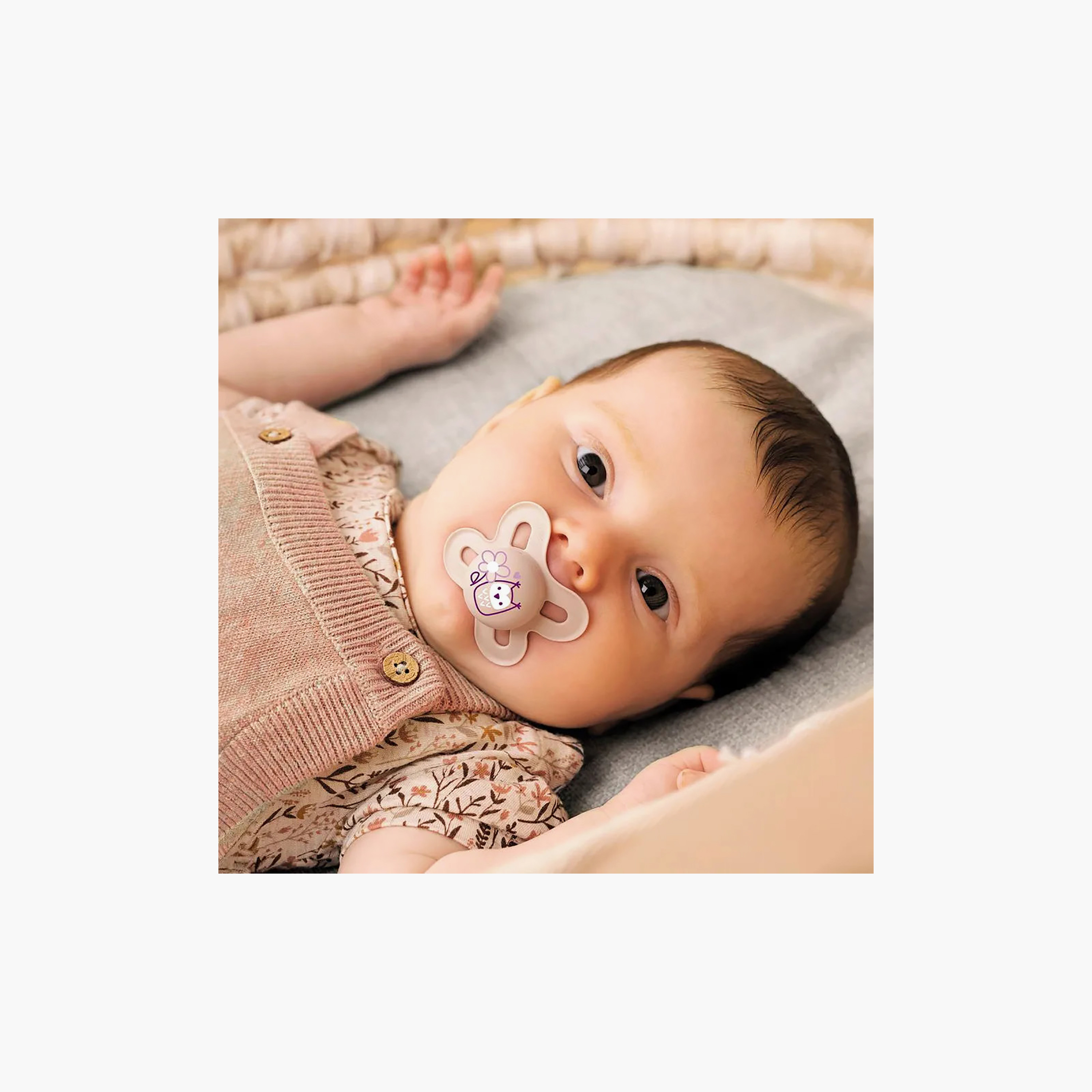 طقم لهايات أطفال قطعتين بتصميم يضيء في الظلام من مام - 16 شهرًا فأكثر-baby-feeding-pacifiers-image-5