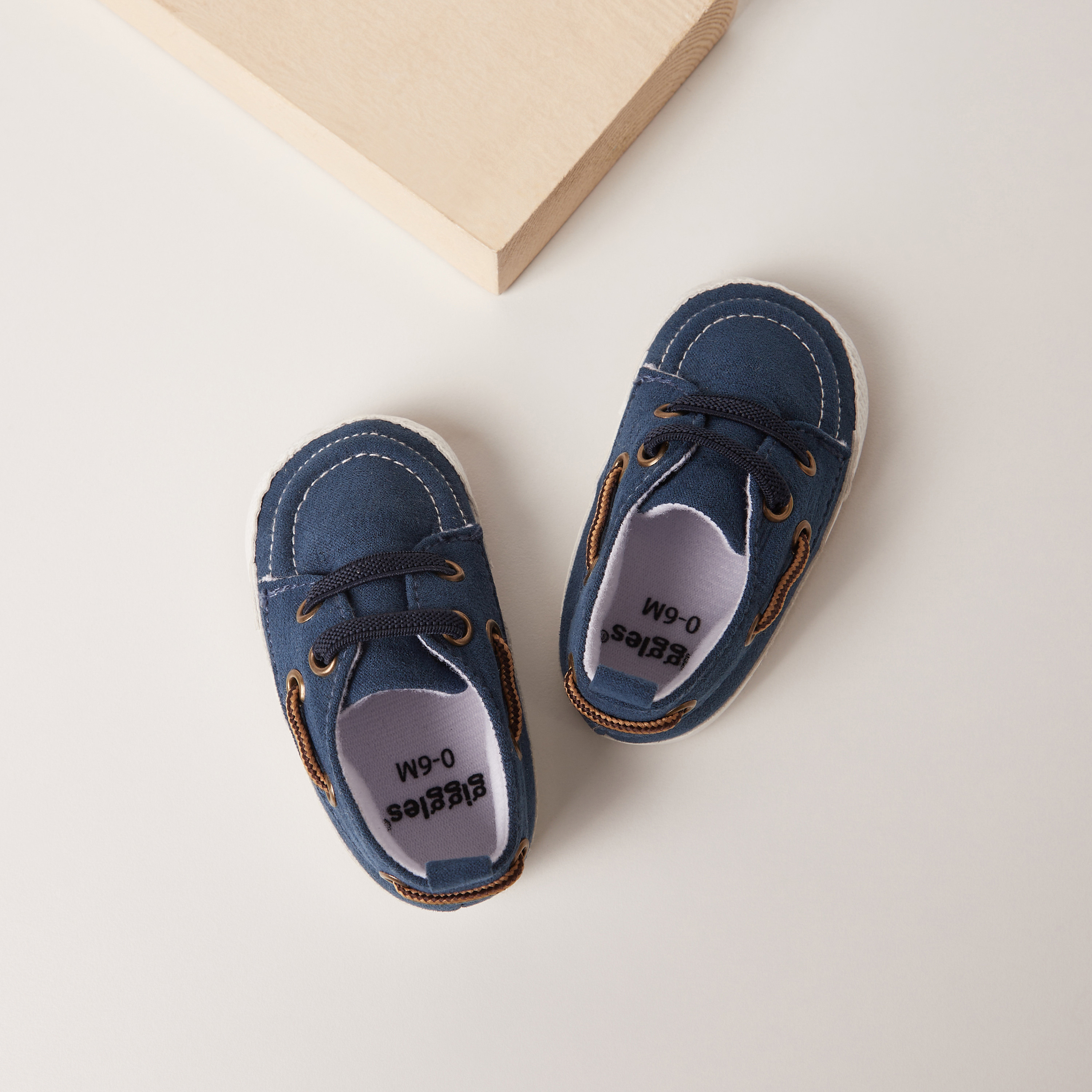 بوت سادة سهل الارتداء برباط إغلاق وأشرطة سحب من جيجلز-baby-boys-shoes-closedshoes-image-1