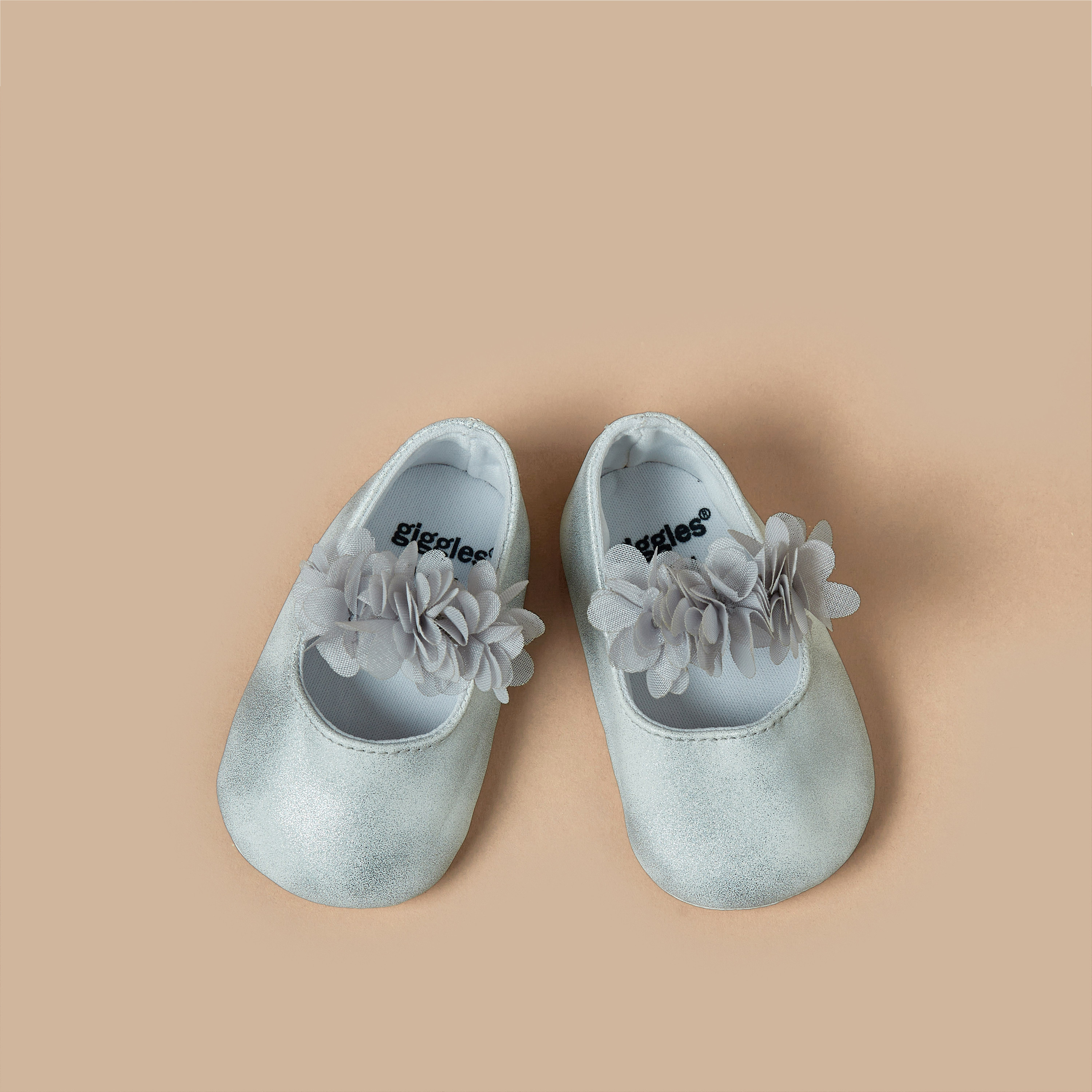 حذاء سادة بحزام مزين بالزهور من جيجلز-baby-girls-shoes-closedshoes-image-1