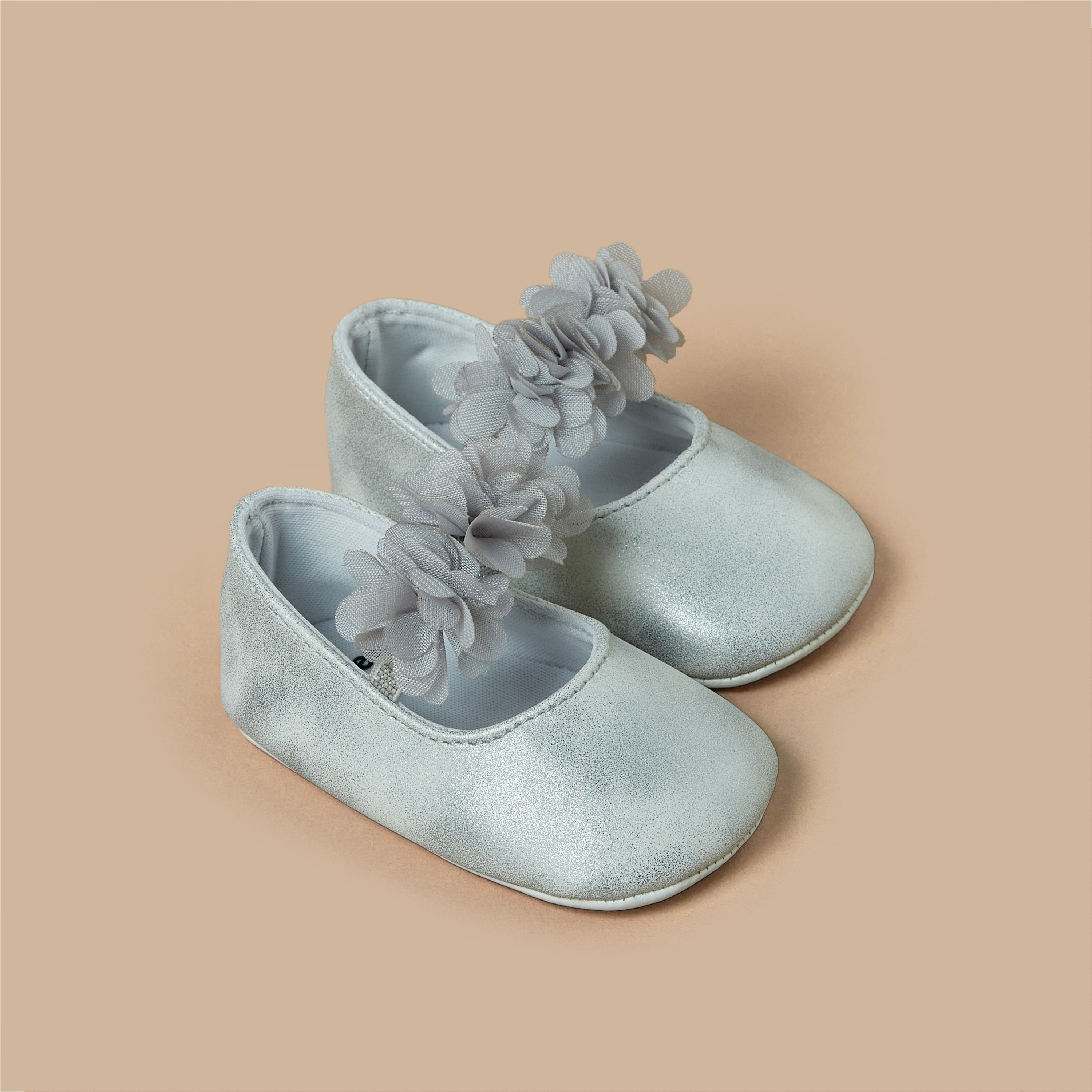 حذاء سادة بحزام مزين بالزهور من جيجلز-baby-girls-shoes-closedshoes-image-2
