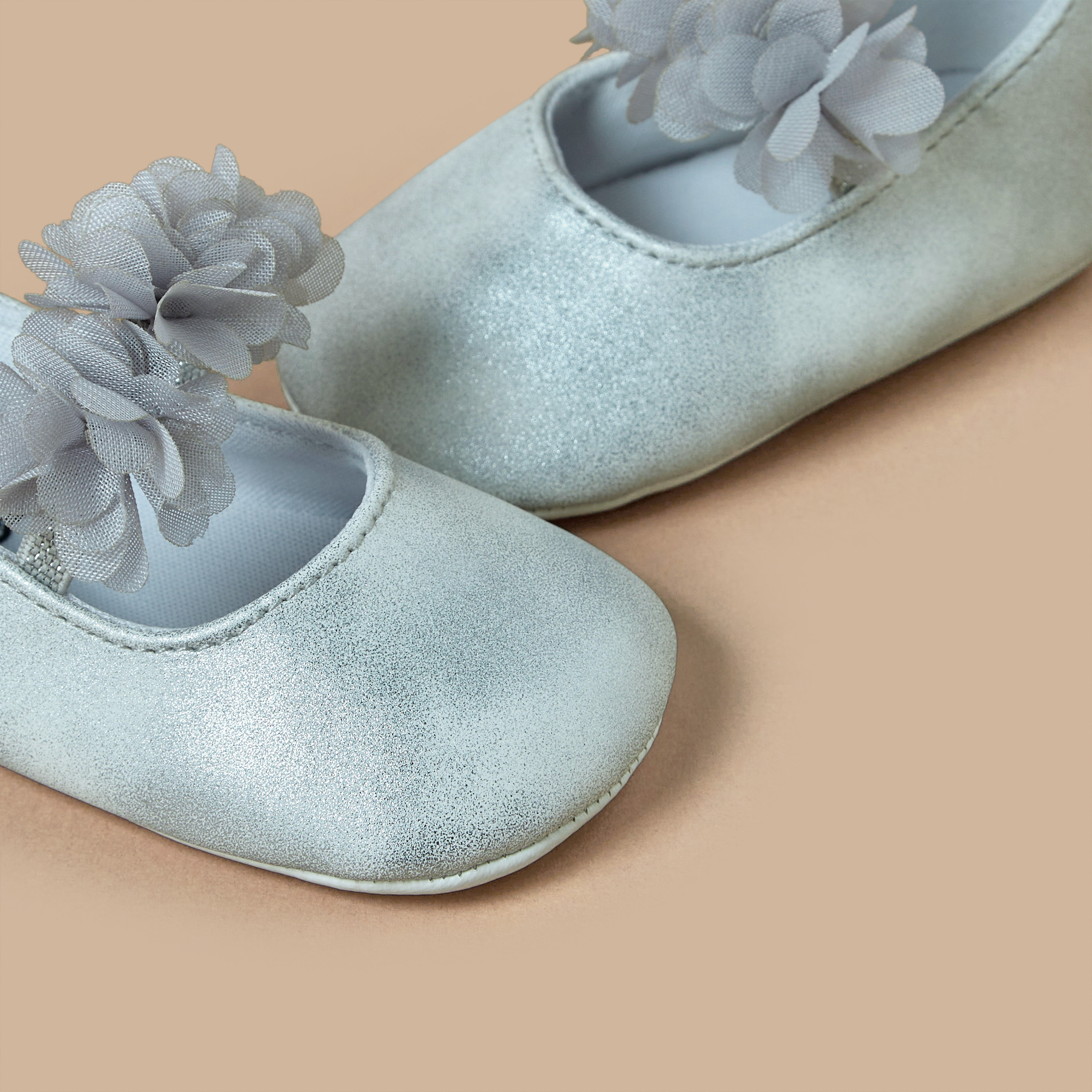حذاء سادة بحزام مزين بالزهور من جيجلز-baby-girls-shoes-closedshoes-image-3