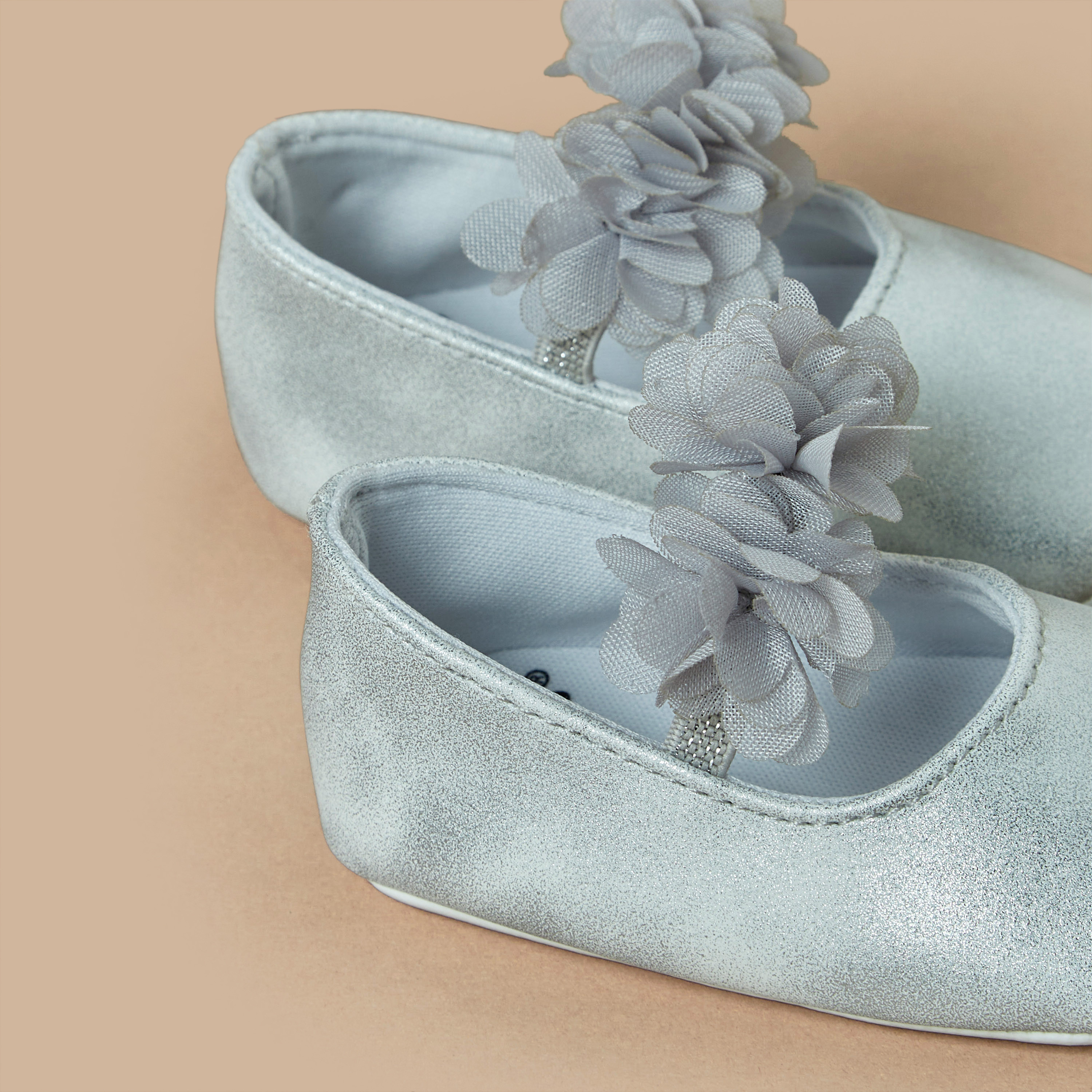 حذاء سادة بحزام مزين بالزهور من جيجلز-baby-girls-shoes-closedshoes-image-4