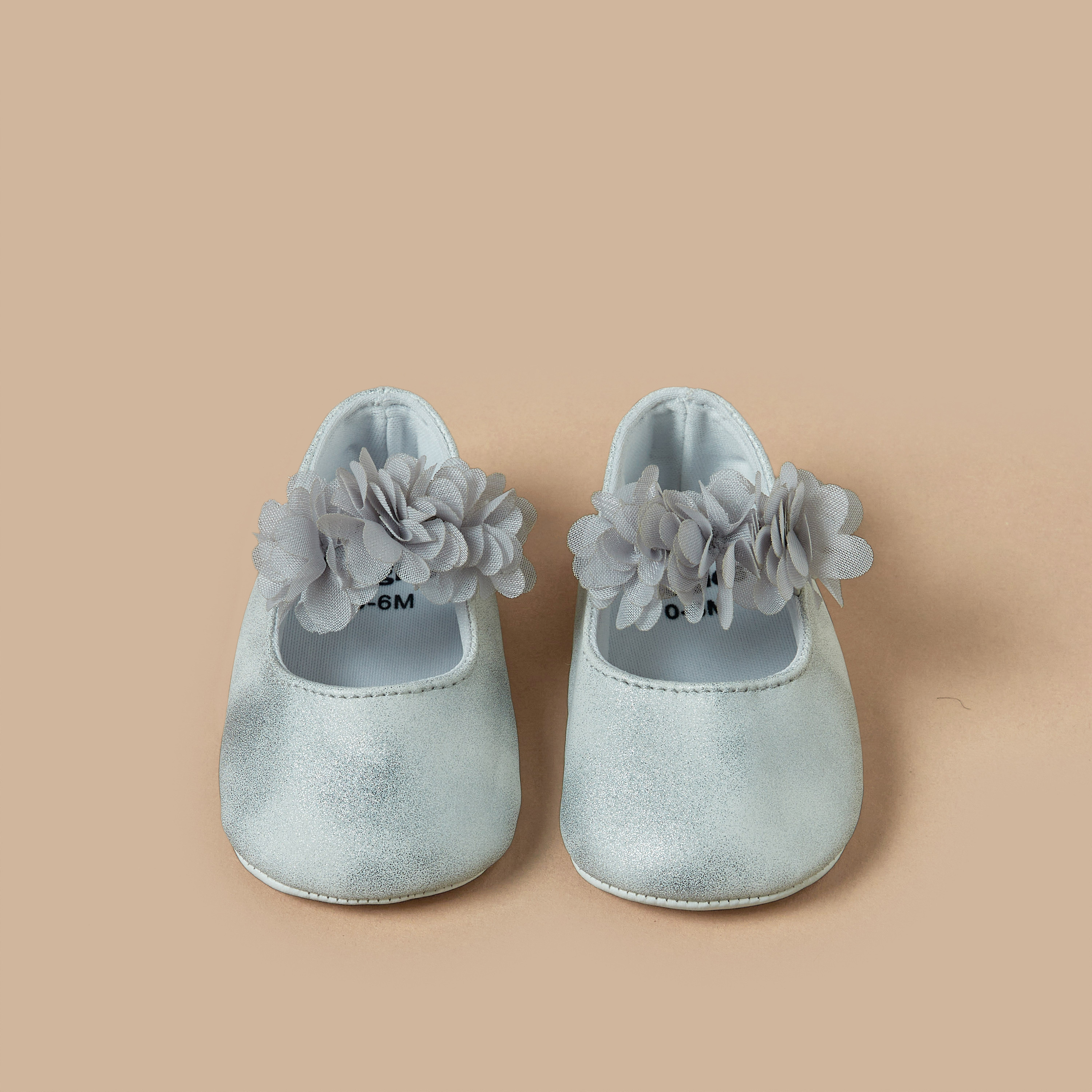 حذاء سادة بحزام مزين بالزهور من جيجلز-baby-girls-shoes-closedshoes-image-5