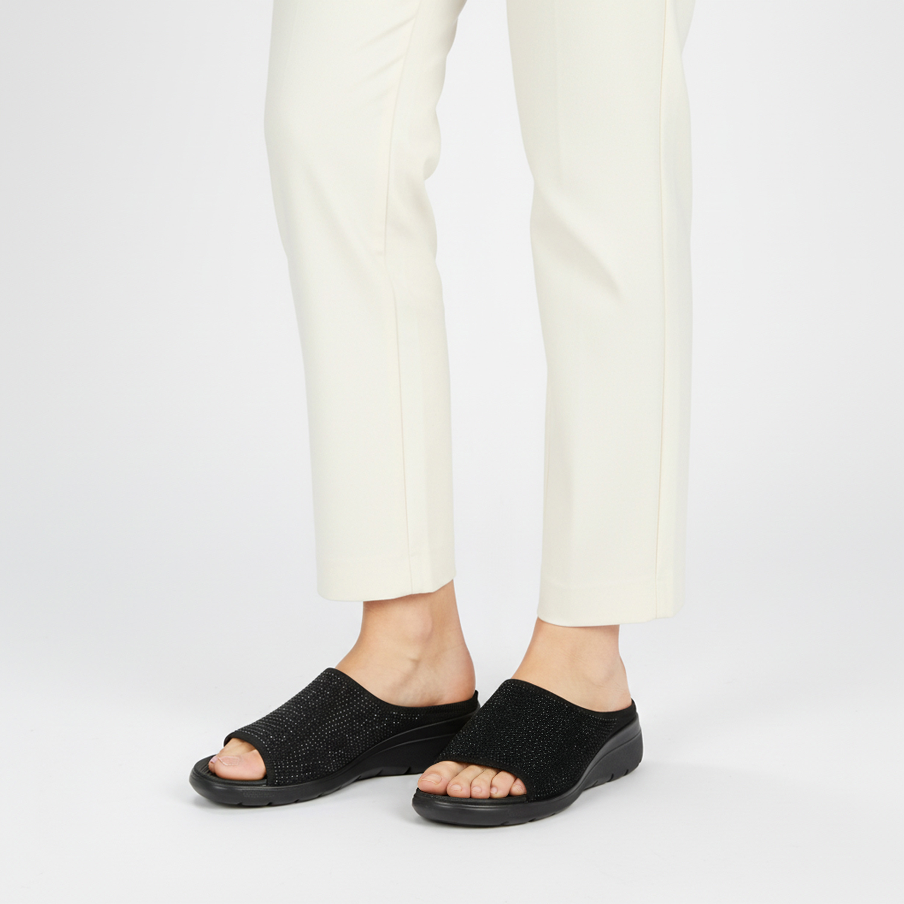 صندل مزين سهل الارتداء للنساء من فلورا بيلا-women-shoes-flats-sandals-image-2