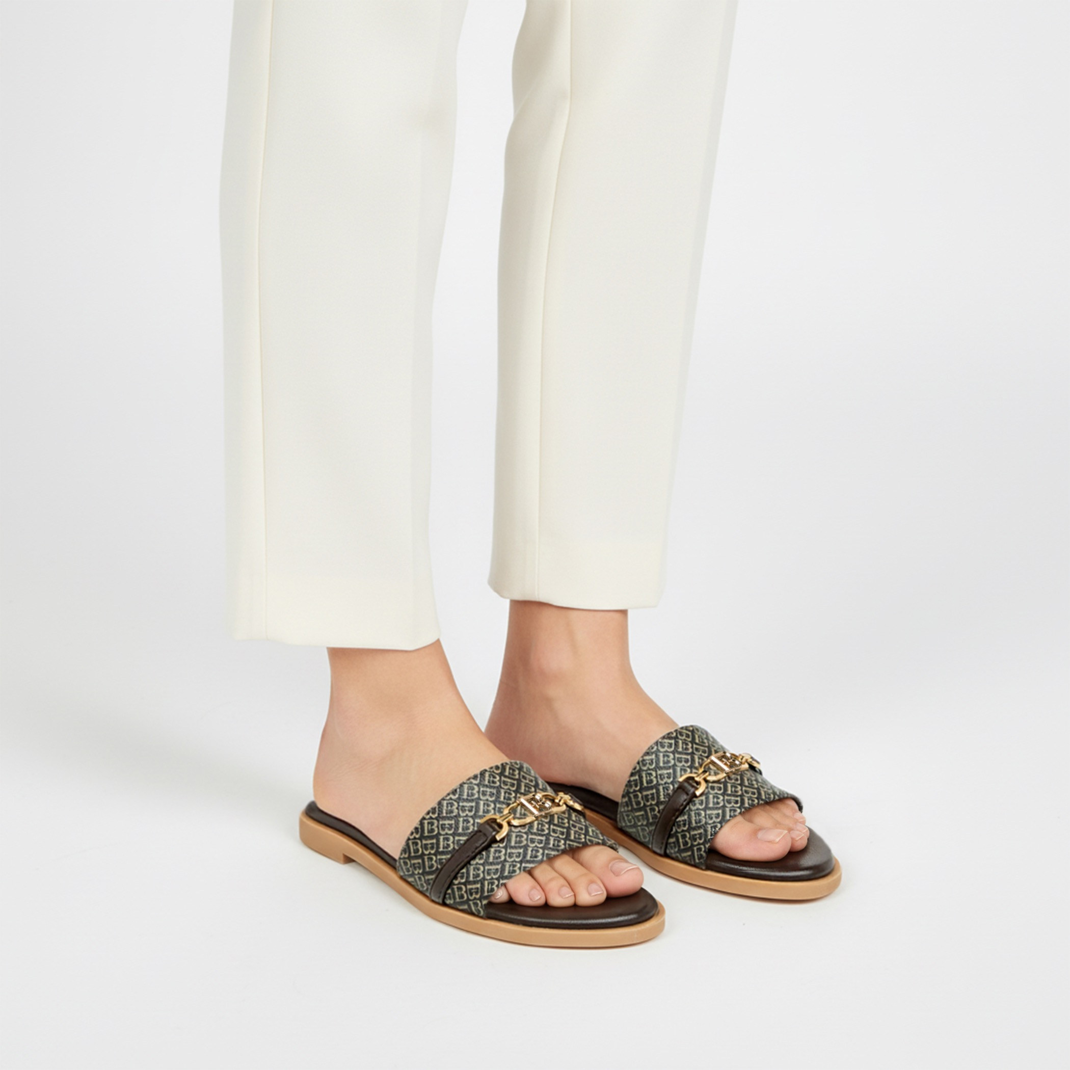 صندل سهل الارتداء بطبعات مونوجرام للنساء من فلورا بيلا-women-shoes-flats-sandals-image-2