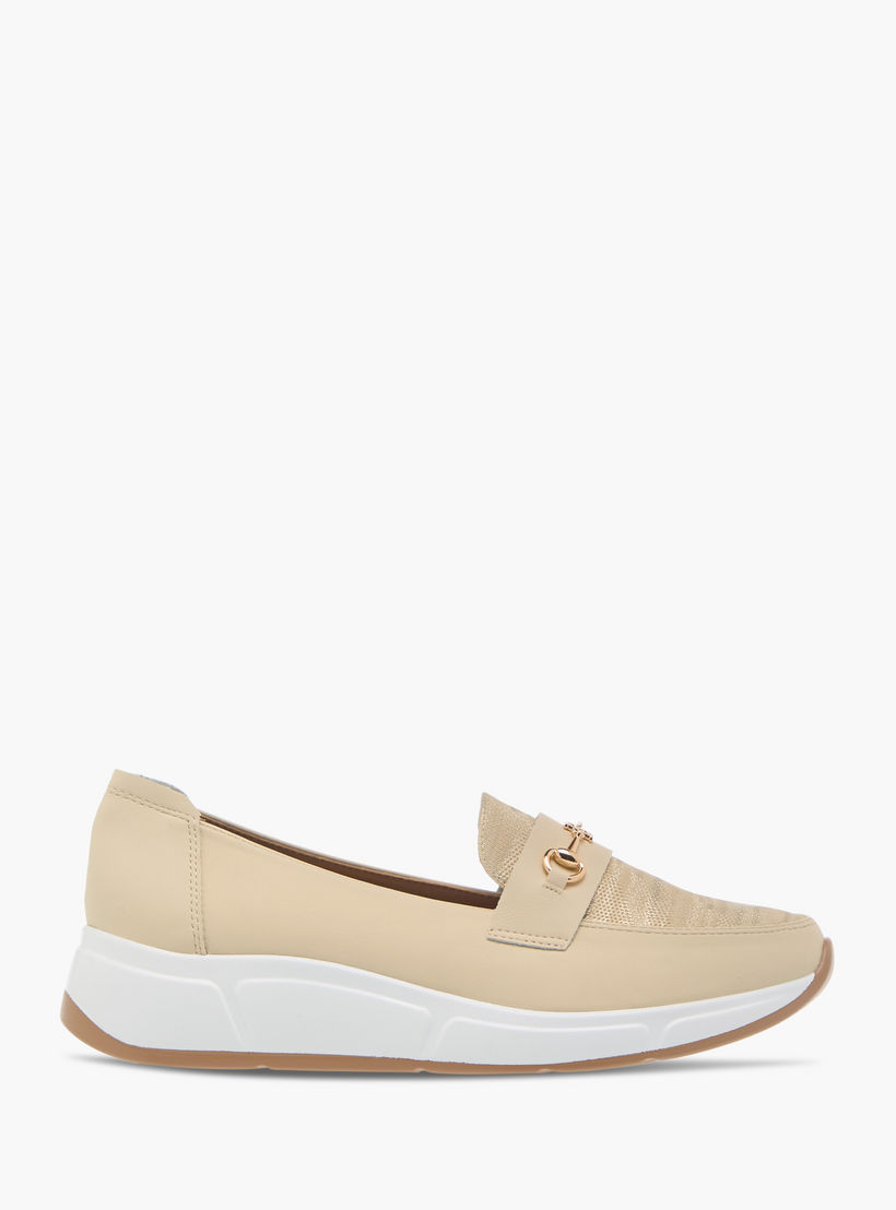 حذاء مريح بارز الملمس بكعب ويدج وزينة معدنية من فلورا بيلا-women-shoes-loafersandmoccasins-image-3