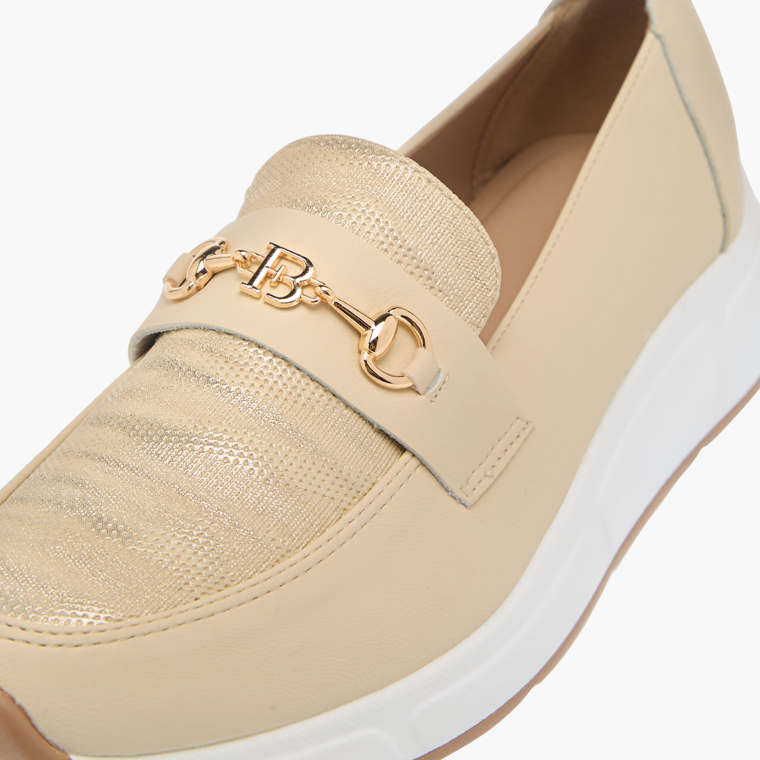 حذاء مريح بارز الملمس بكعب ويدج وزينة معدنية من فلورا بيلا-women-shoes-loafersandmoccasins-image-4