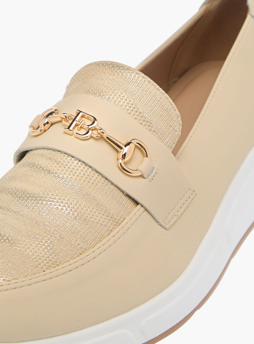 حذاء مريح بارز الملمس بكعب ويدج وزينة معدنية من فلورا بيلا-women-shoes-loafersandmoccasins-image-4