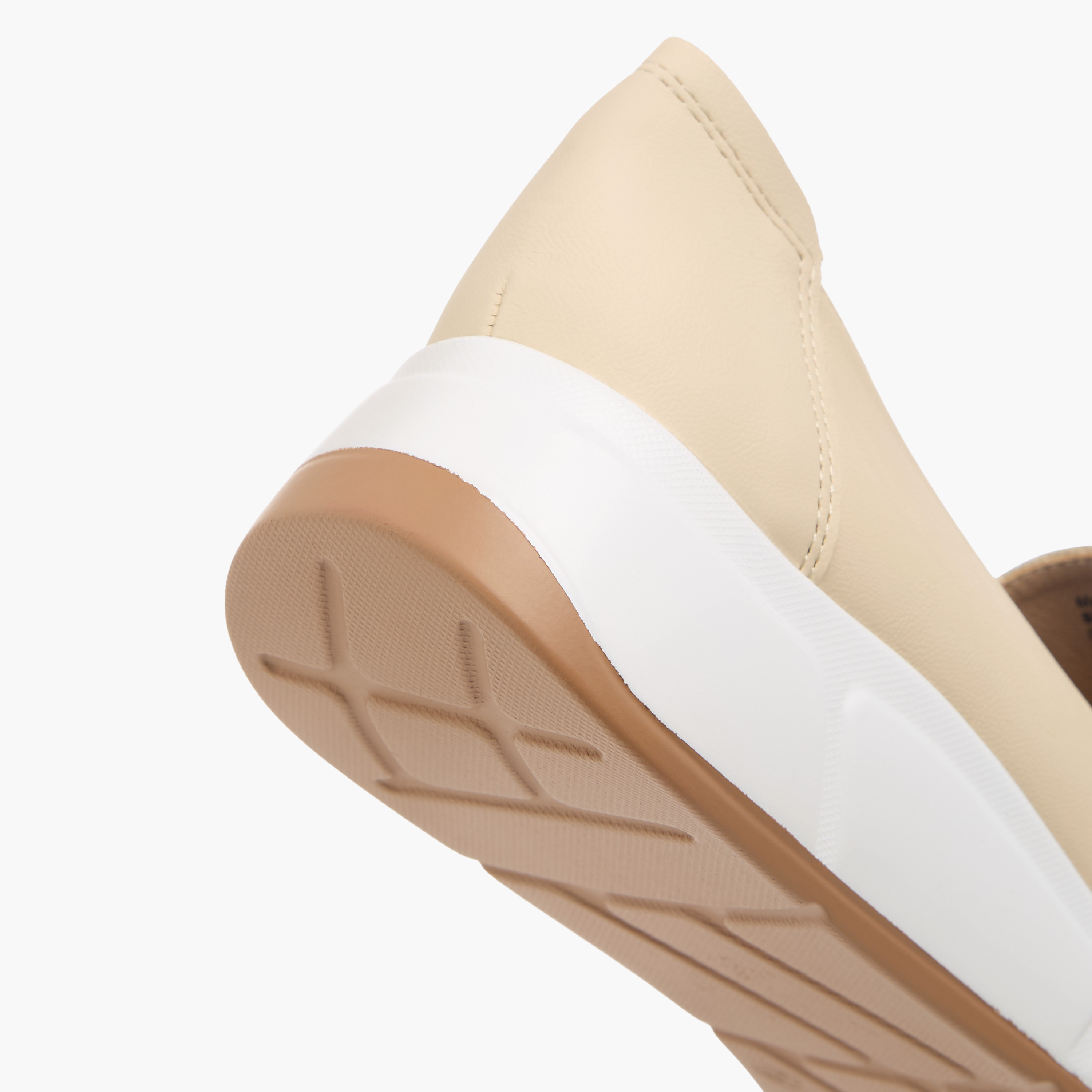 حذاء مريح بارز الملمس بكعب ويدج وزينة معدنية من فلورا بيلا-women-shoes-loafersandmoccasins-image-5