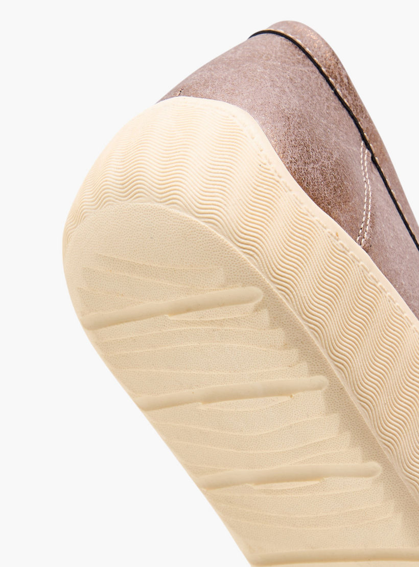 حذاء سهل الارتداء مريح بارز الملمس بتفاصيل ميتاليك من لو كونفورت-women-shoes-loafersandmoccasins-image-5