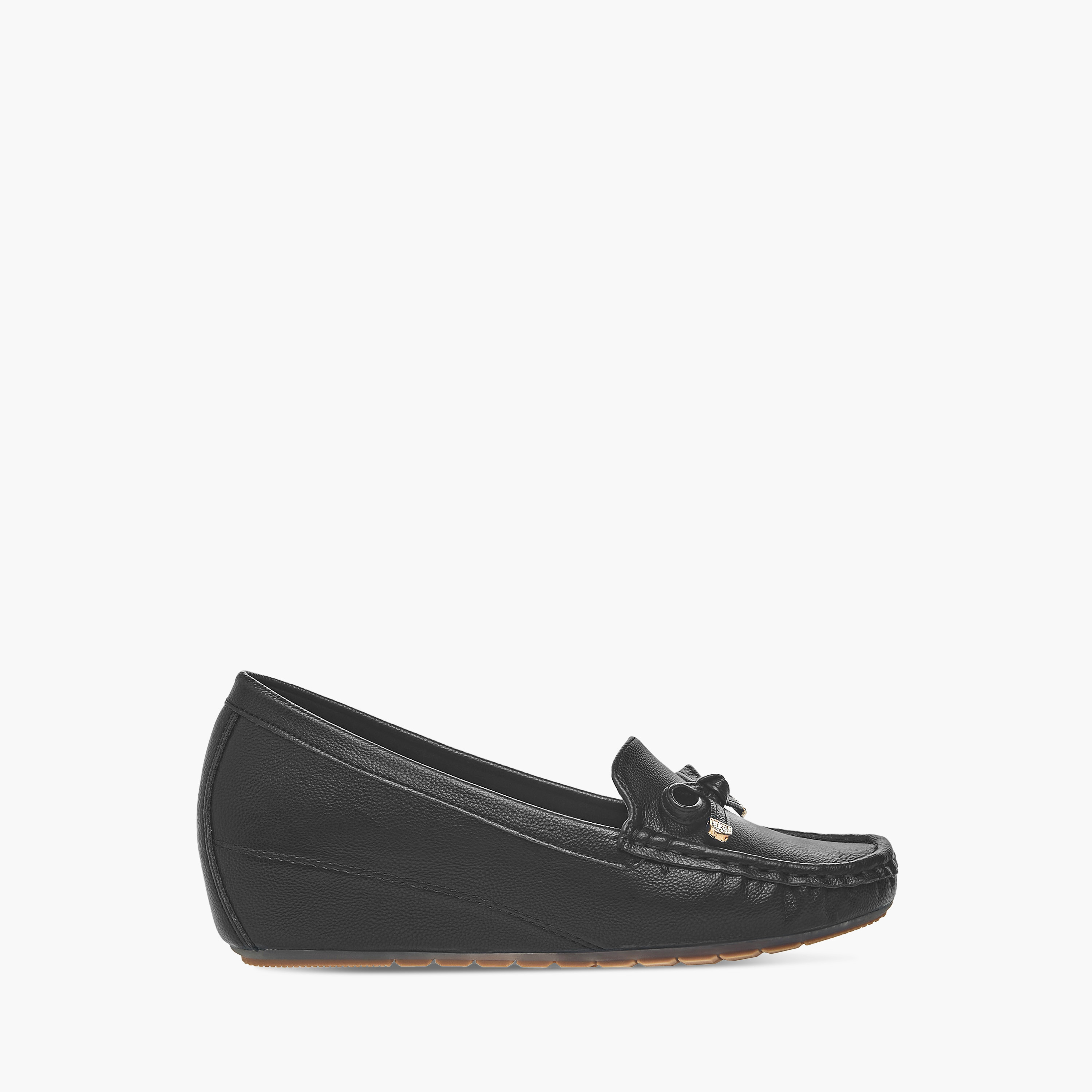 حذاء سهل الارتداء بزينة فيونكة وكعب ويدج من لو كونفورت-women-shoes-loafersandmoccasins-image-4