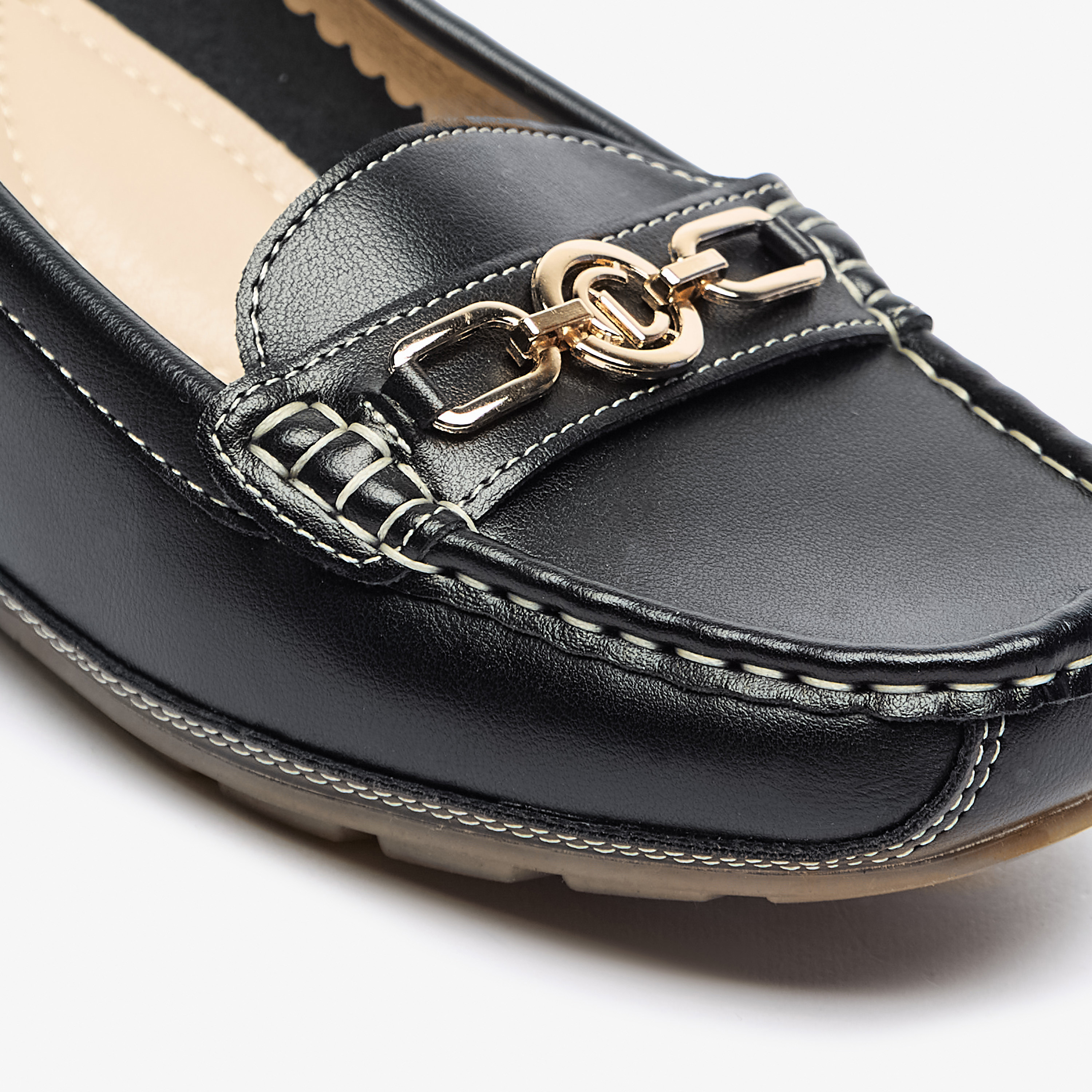 حذاء مريح بكعب ويدج وزينة معدنية من لو كونفورت-women-shoes-loafersandmoccasins-image-2