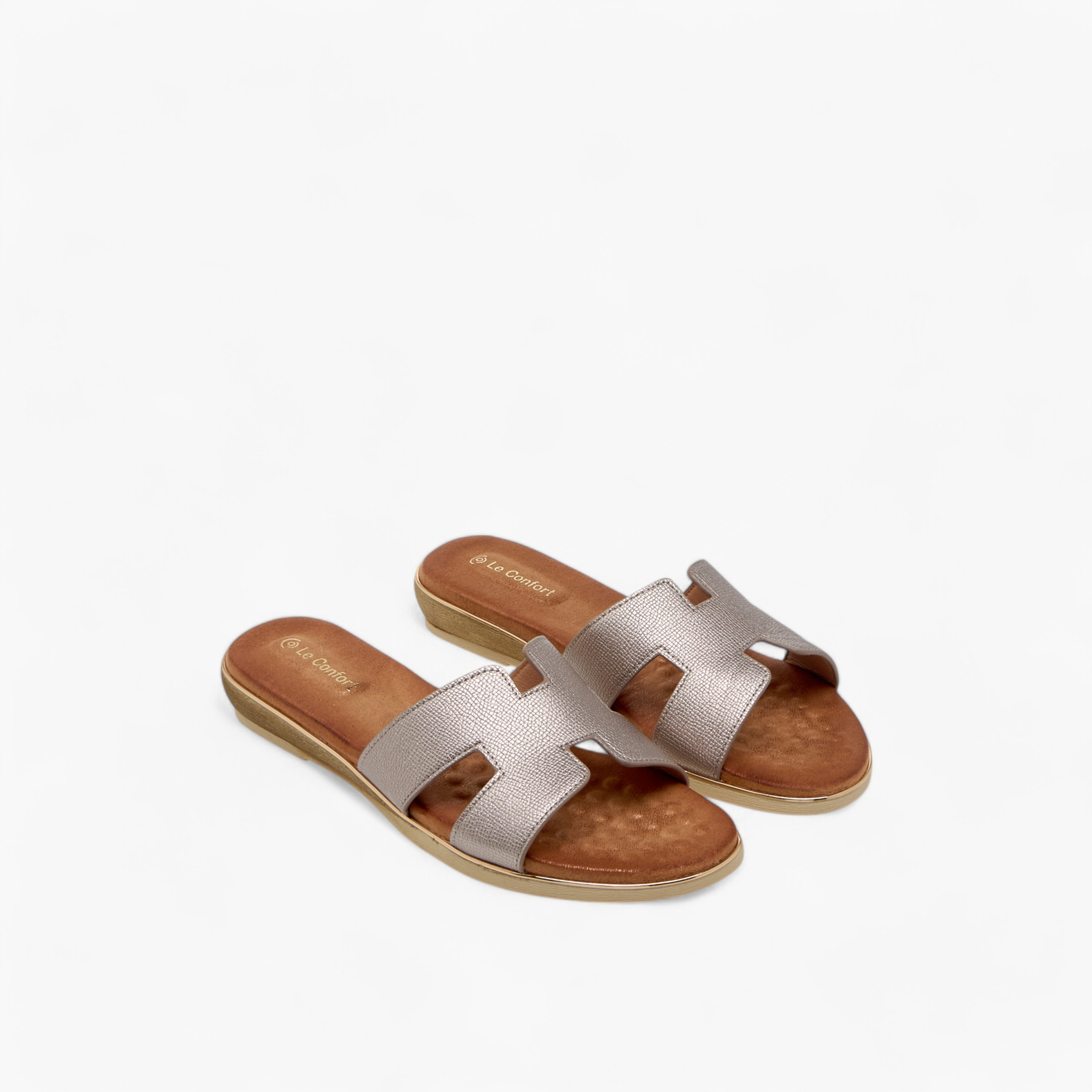 صندل مريح سهل الارتداء بتفاصيل مفرغة من لو كونفورت-women-shoes-flats-sandals-image-1