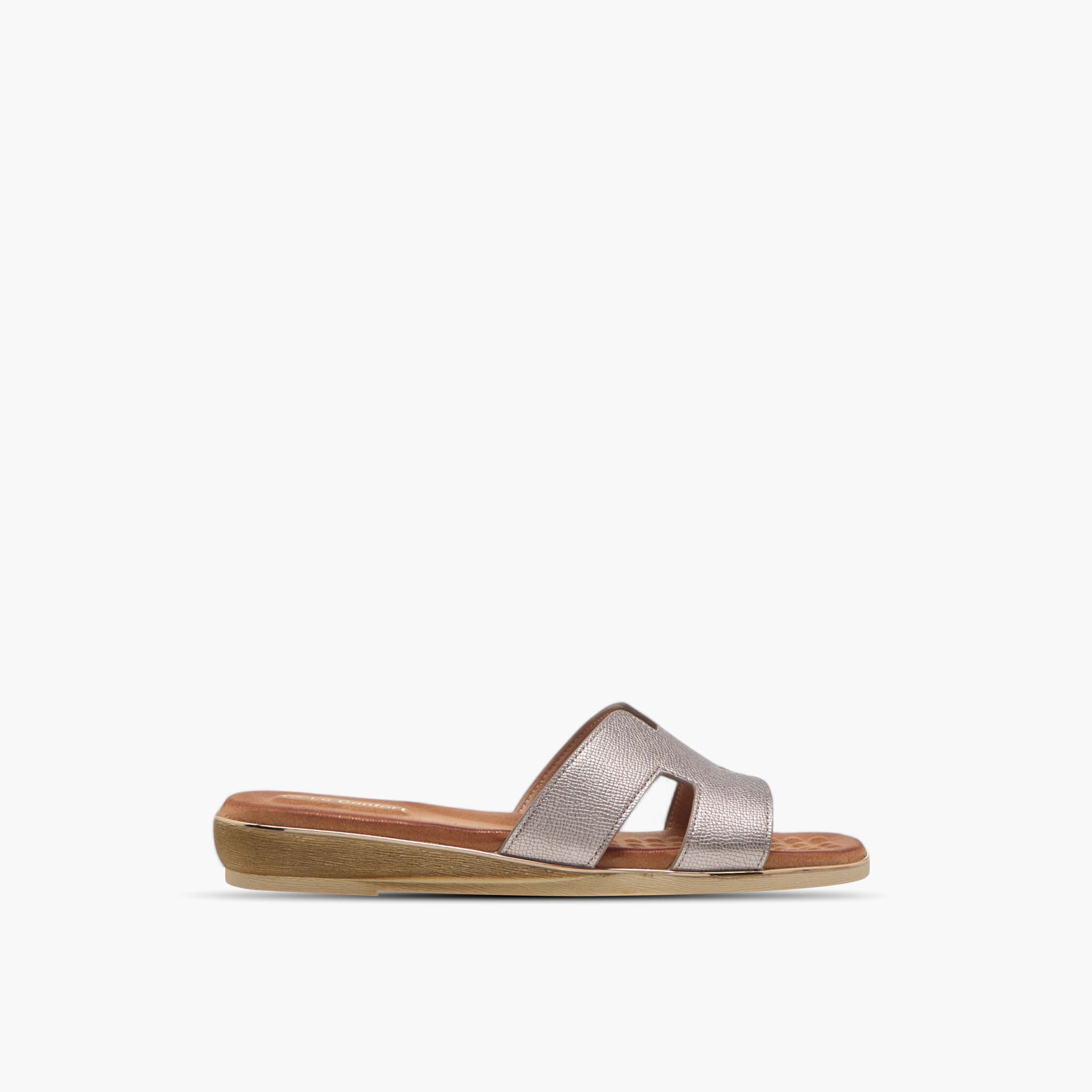 صندل مريح سهل الارتداء بتفاصيل مفرغة من لو كونفورت-women-shoes-flats-sandals-image-3