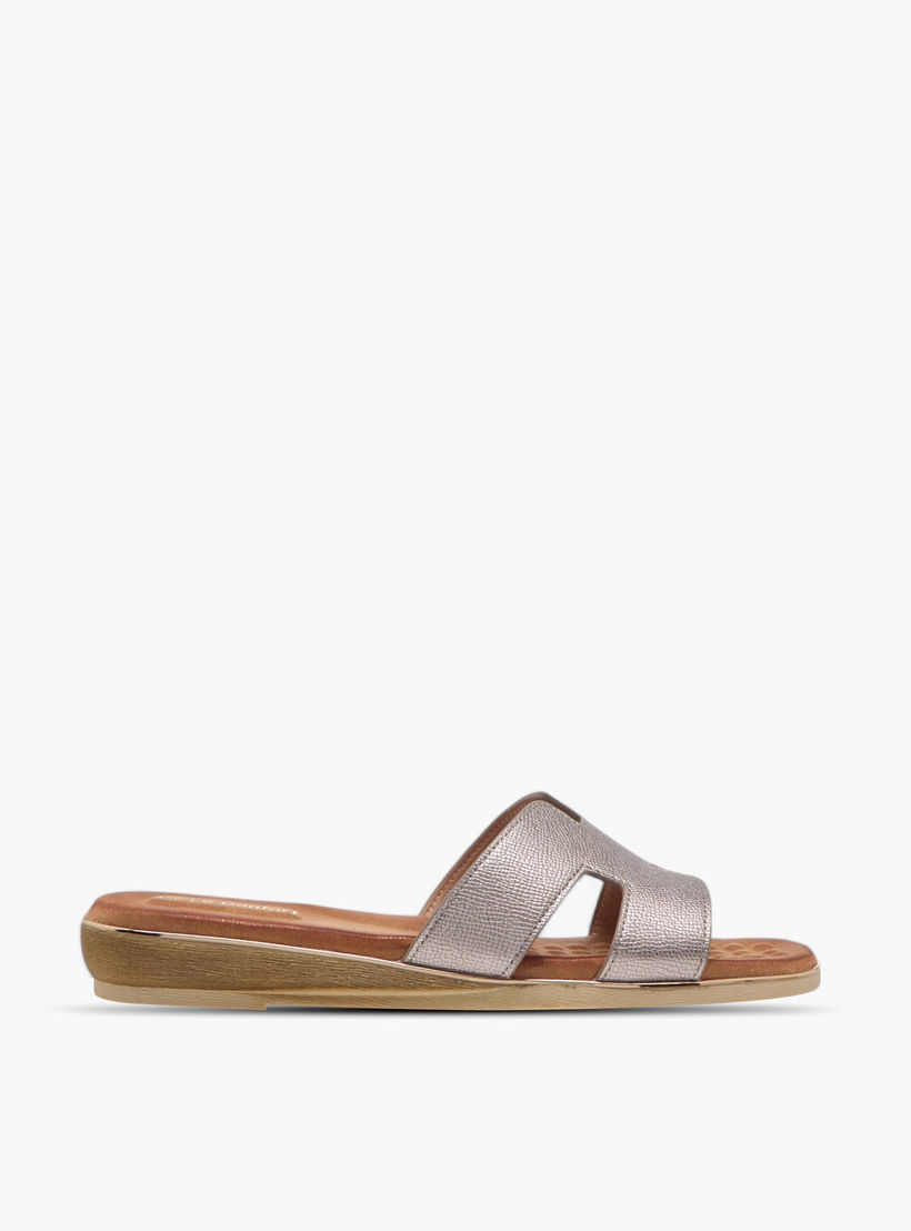 صندل مريح سهل الارتداء بتفاصيل مفرغة من لو كونفورت-women-shoes-flats-sandals-image-3