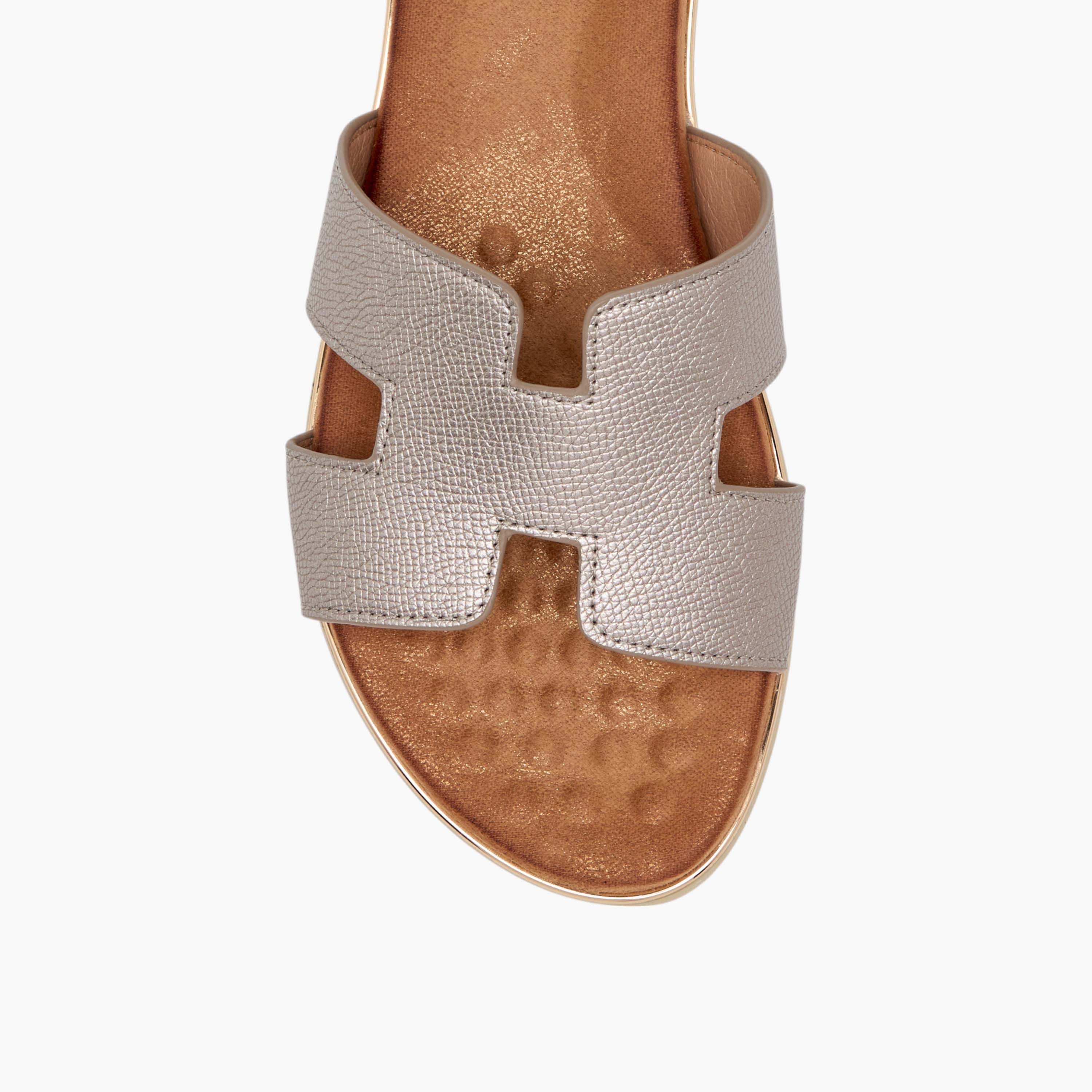 صندل مريح سهل الارتداء بتفاصيل مفرغة من لو كونفورت-women-shoes-flats-sandals-image-4